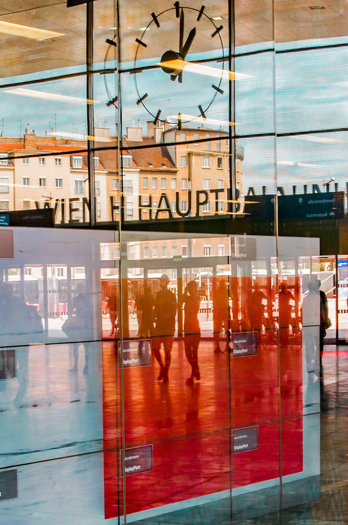 Menschen am Weg zum Bahnhof