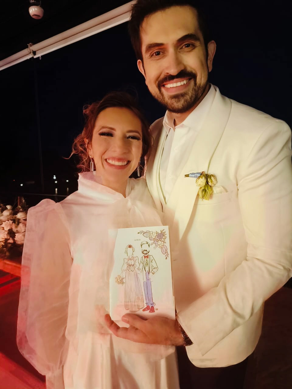 Novios felices con los resulados