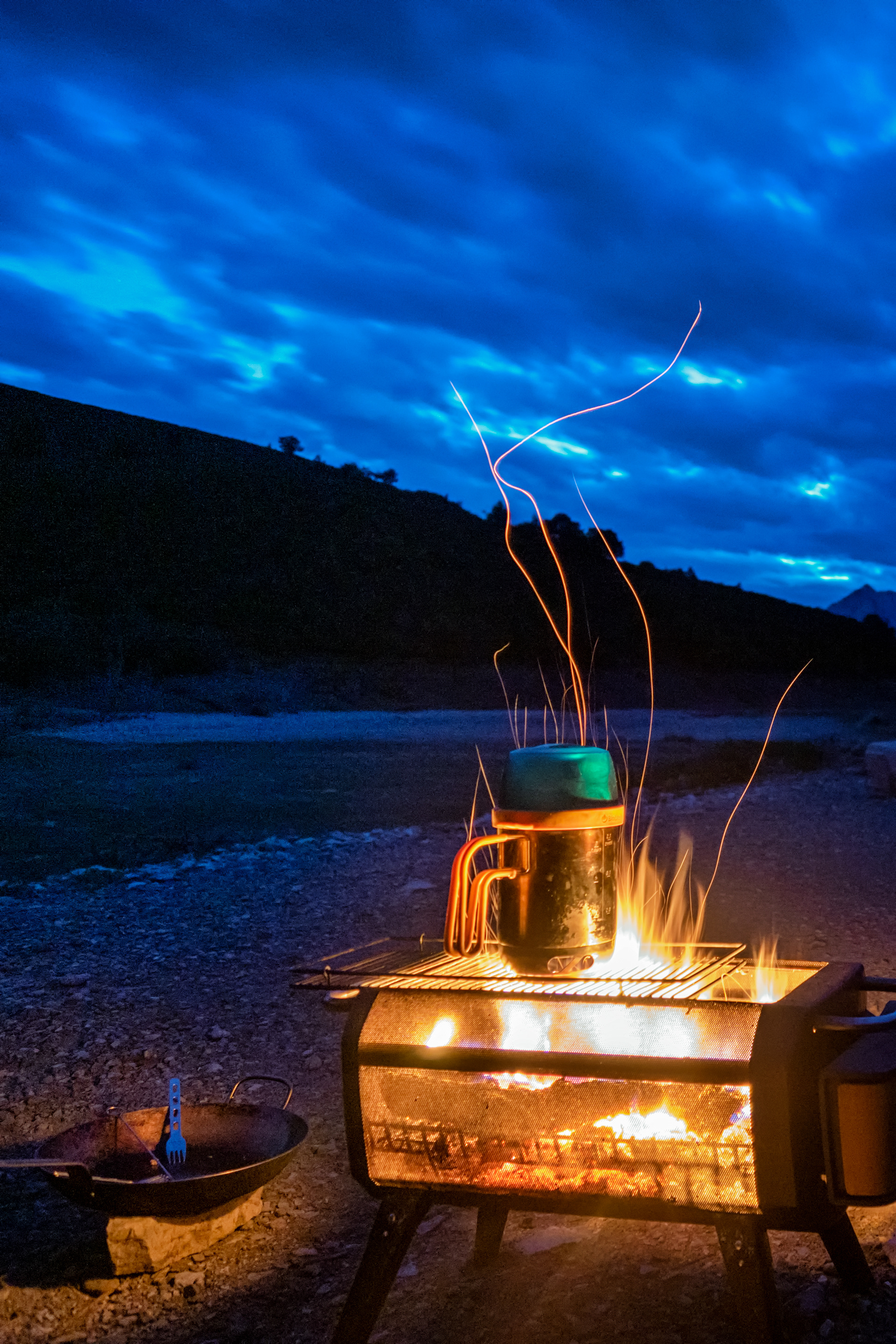 Campfire at lake Riaño