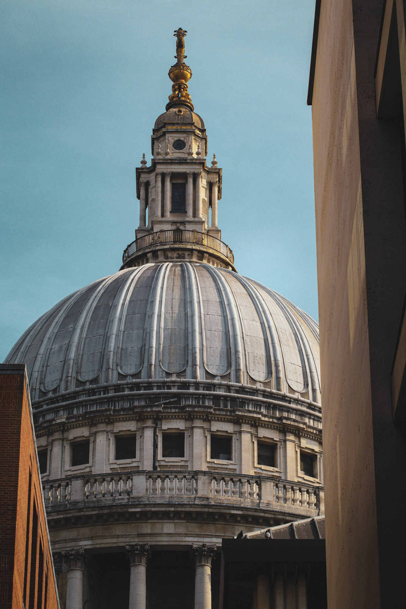 A picture of St.Pauls cathedral in London 