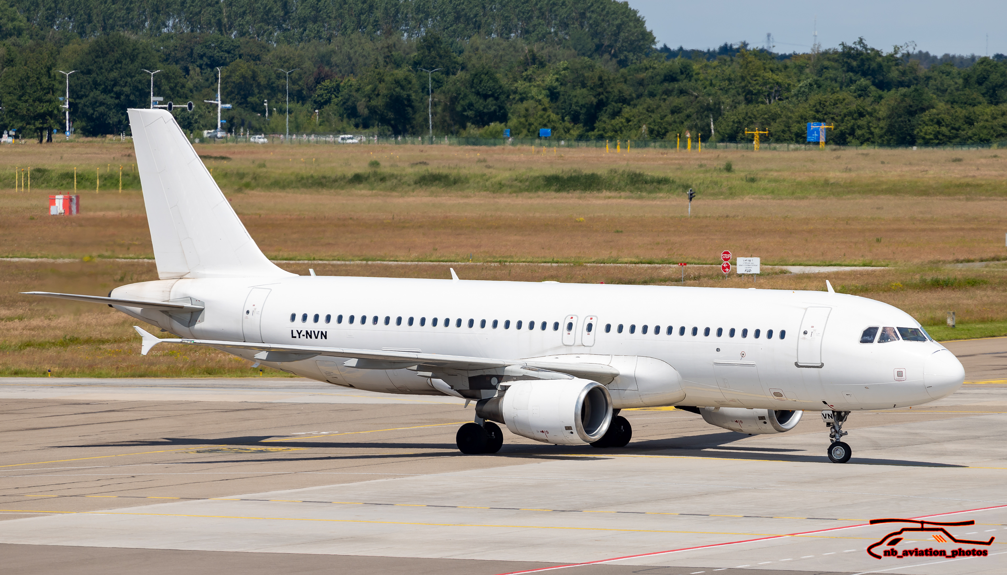 AVION EXPRESS -  AIRBUS A320-200