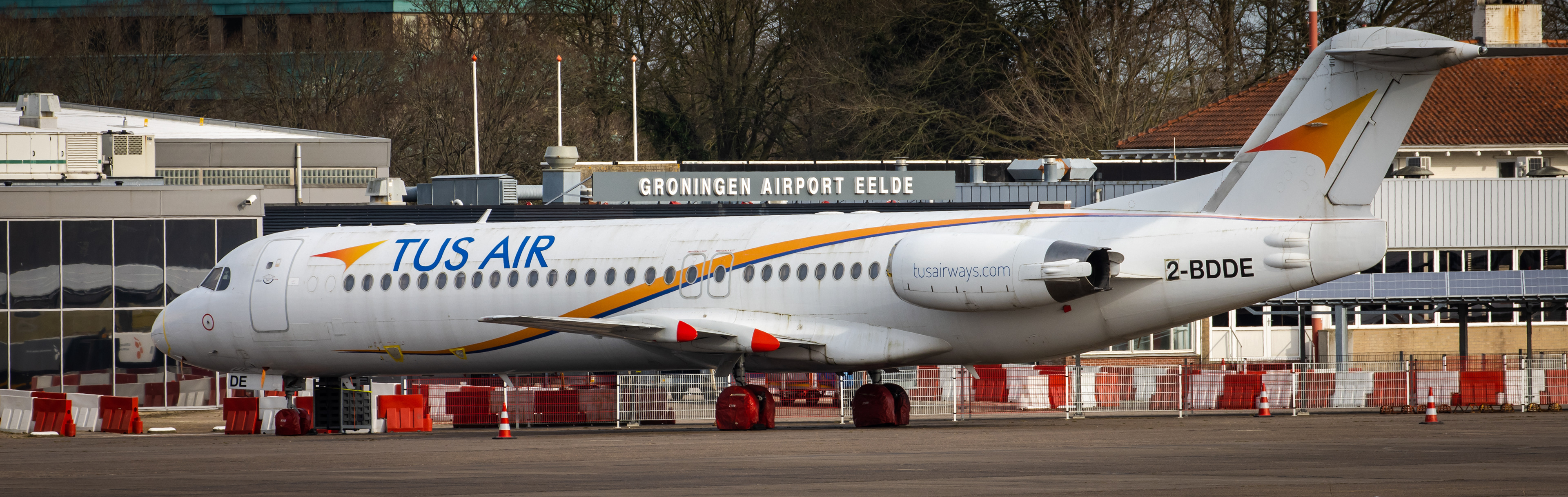  Tus Airways Fokker F100