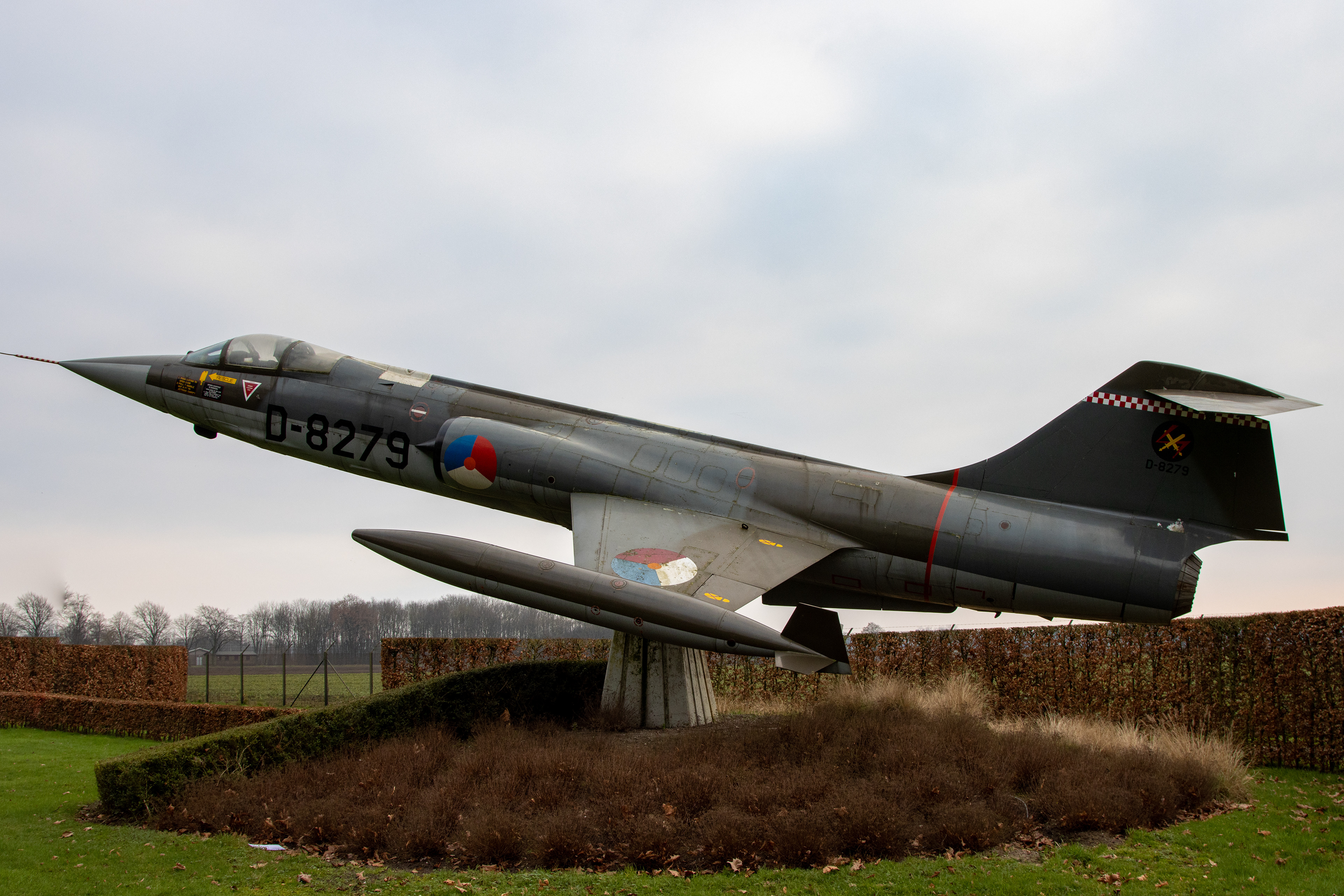 ockheed F-104G Starfighter D-8279. De D-8279 kwam op 24-09-1964 in dienst en is op 02-03-1978 neergestort. Sinds 01-04-1982 staat dit toestel op vliegbasis Volkel als poortwachter opgesteld.