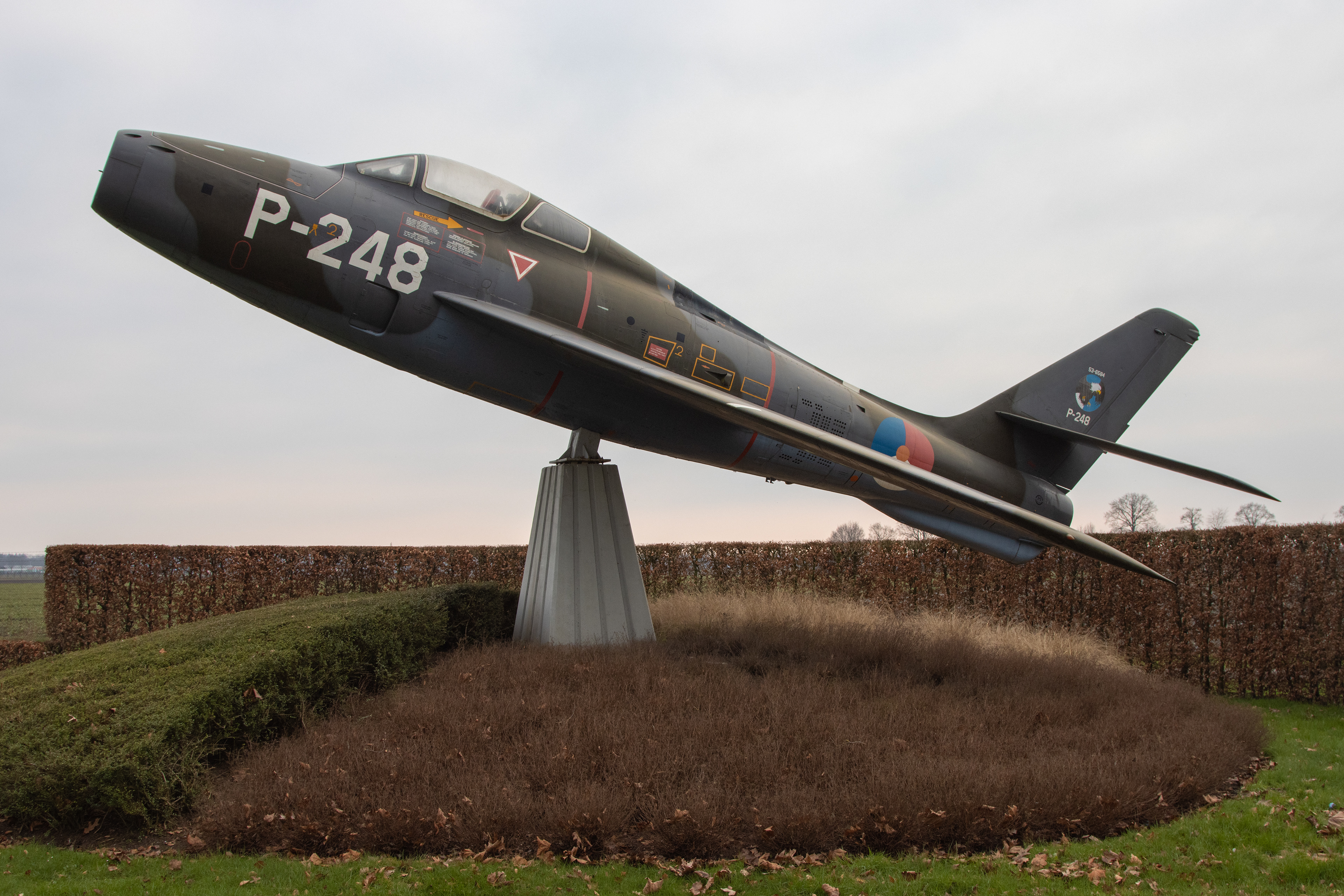 Deze Republic F-84F Thunderstreak P-248 (s/n: 53-6584) staat als poortwachter op de vliegbasis Volkel. De P-248 kwam op 22-06-1956 in dienst en is op 25-09-1970 afgeschreven.