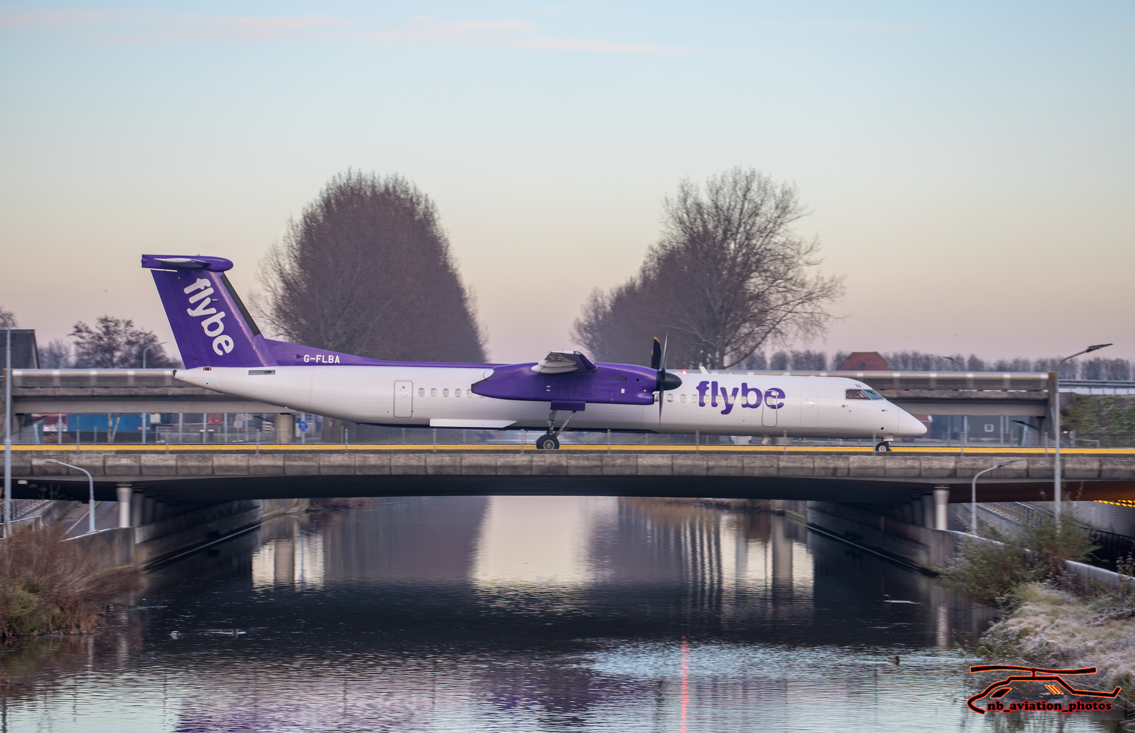 "Flybe" De Havilland Canada Dash 8-400