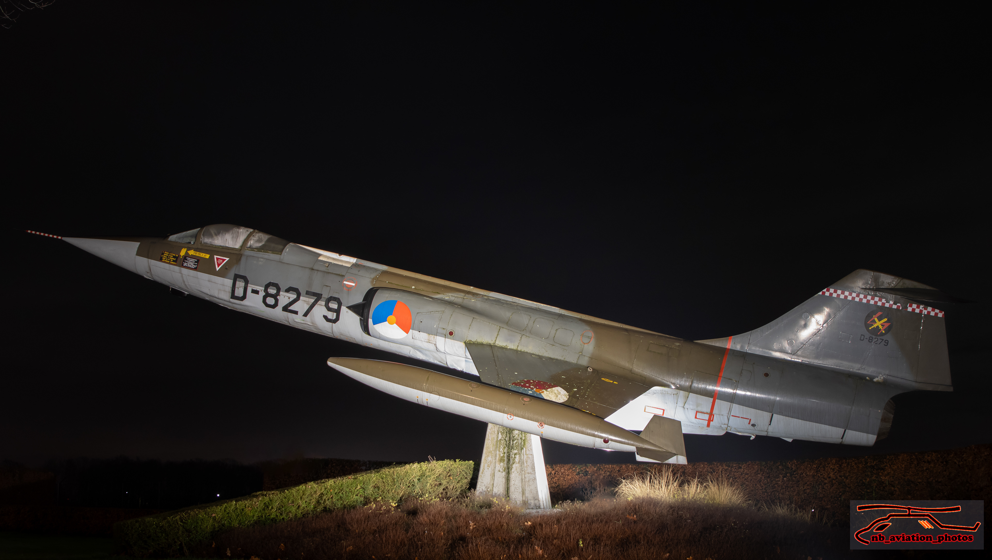 Lockheed F-104G Starfighter D-8279. De D-8279 kwam op 24-09-1964 in dienst en is op 02-03-1978 neergestort. Sinds 01-04-1982 staat dit toestel op vliegbasis Volkel als poortwachter opgesteld.