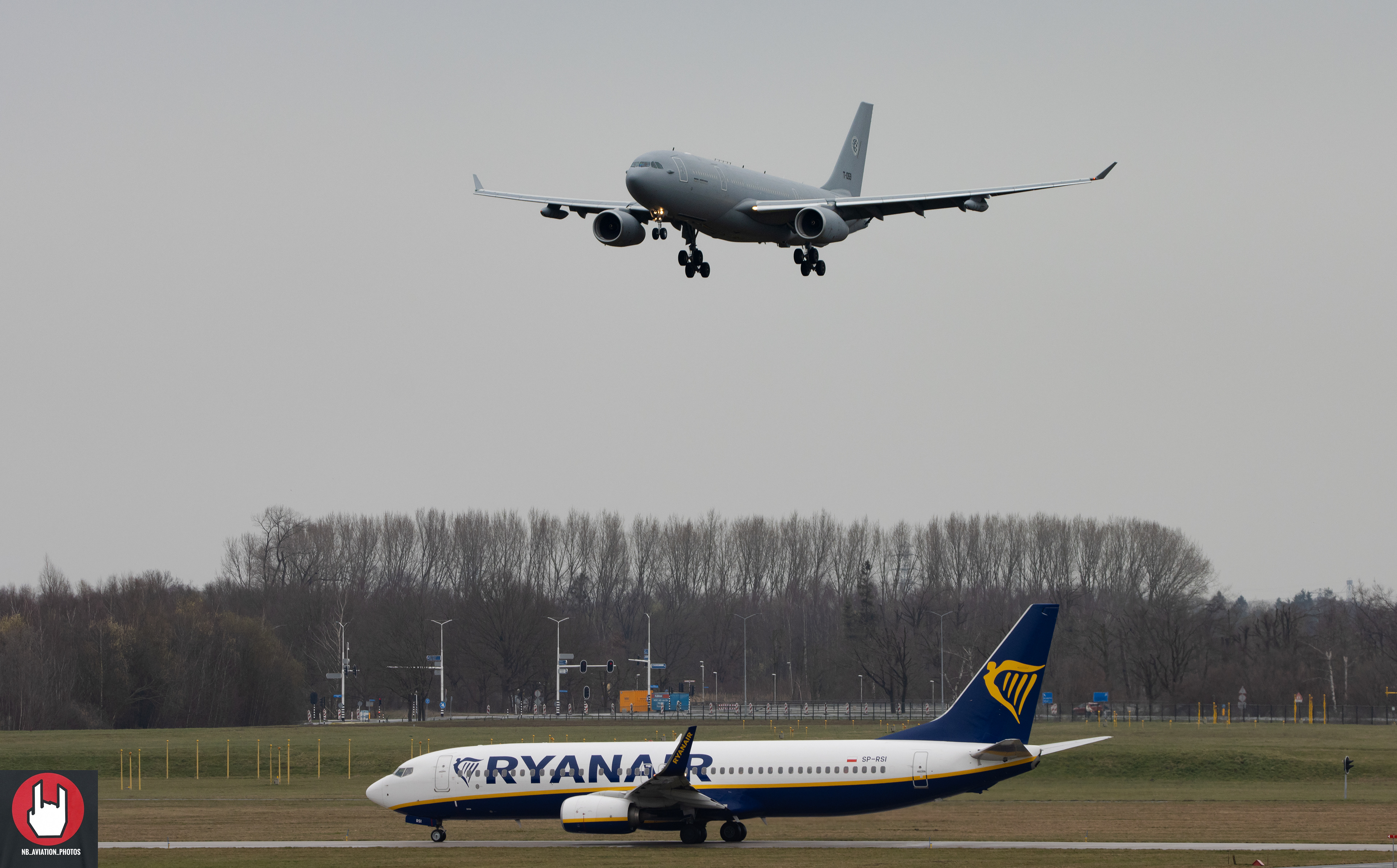 Airbus A330 MRTT (Luchtmacht) en een Boeing 737-700 Rynair