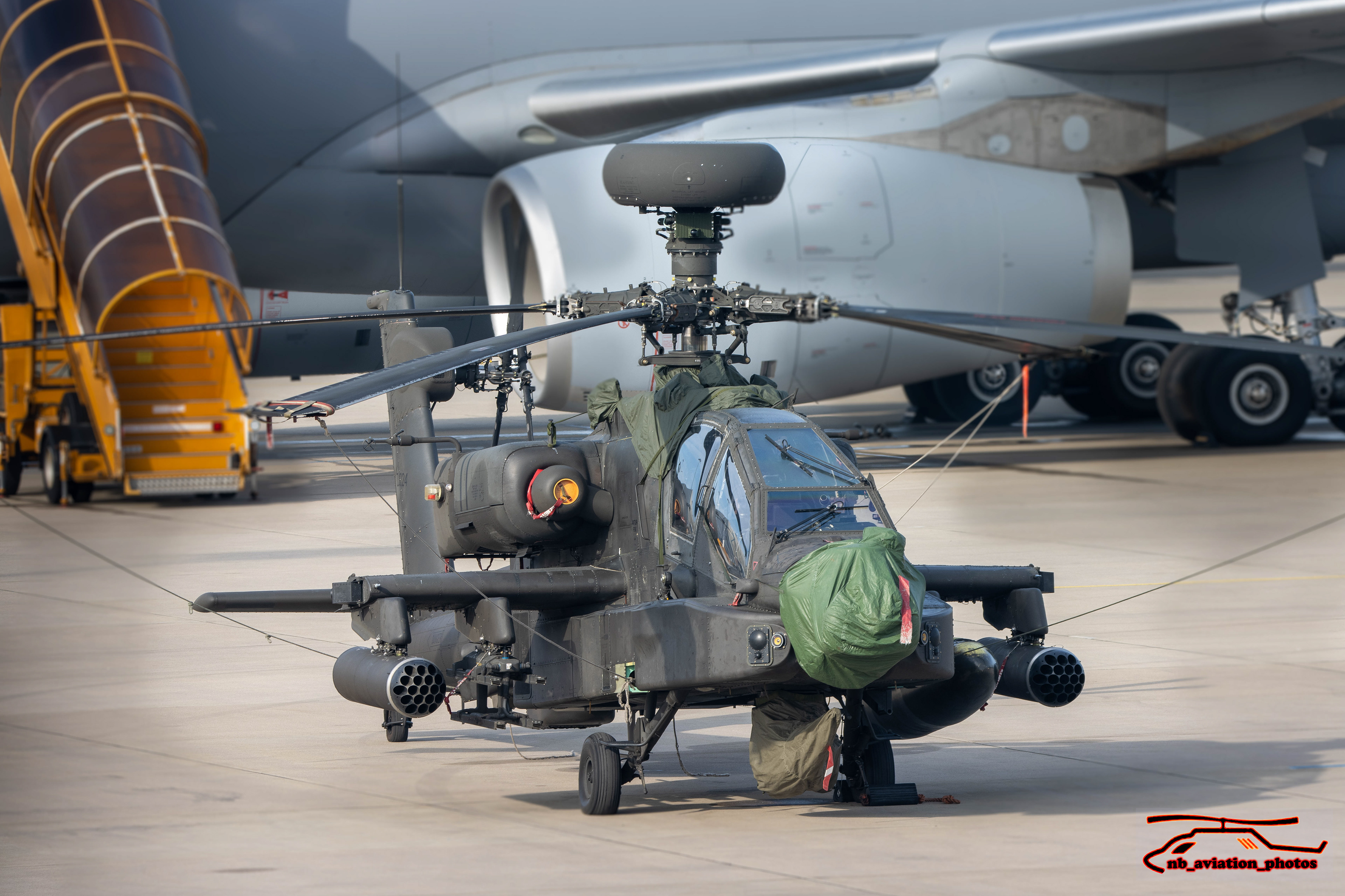 Op 11 mei kwamen er maar liefst vier British Army Air Corps Apache AH1 helikopters  een brandstofstop maken op vliegbasis Eindhoven. De helikopters waren onderweg van RAF Wattisham naar Estland voor een oefening.