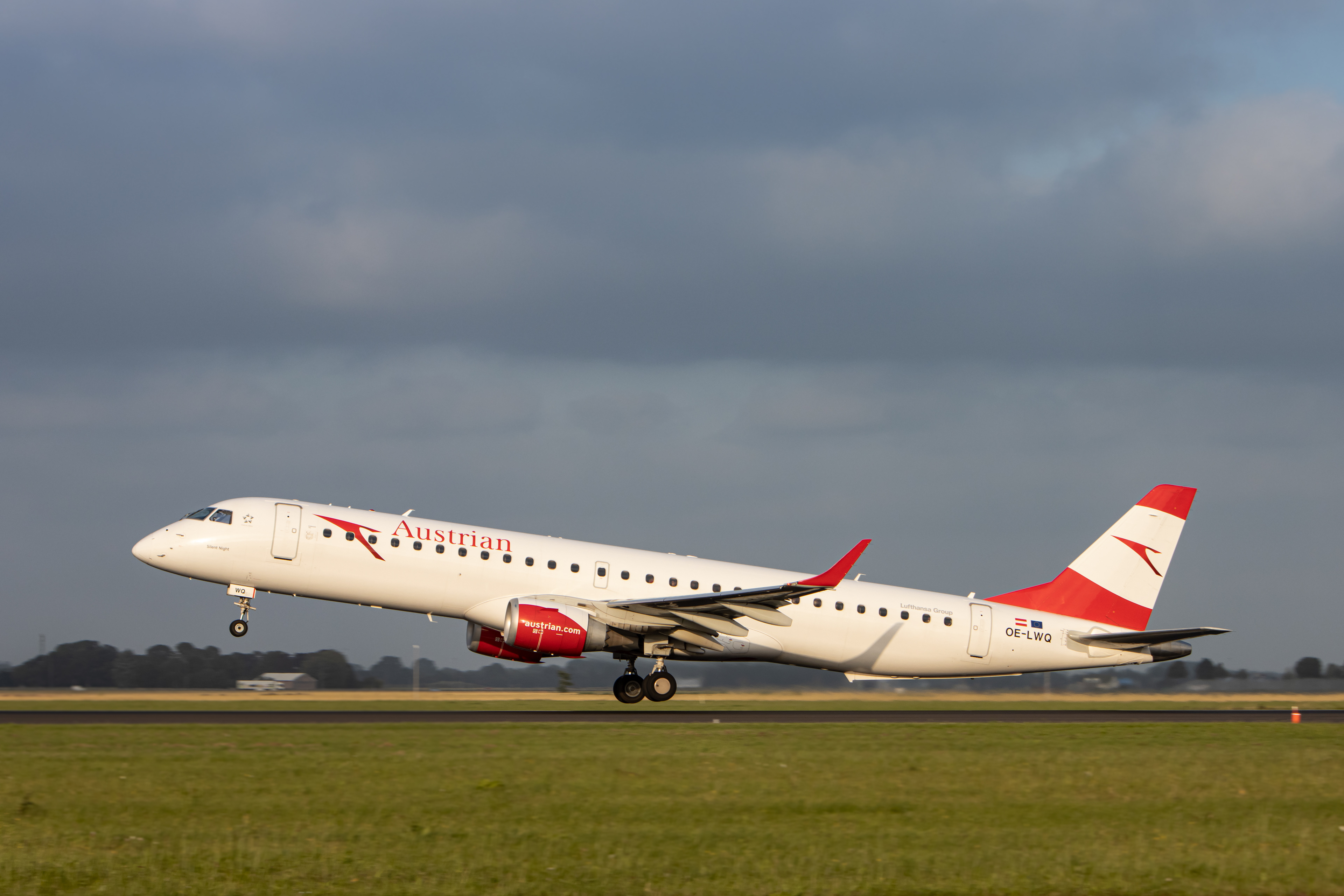 "Austrian Airlines" Embraer E195LR
