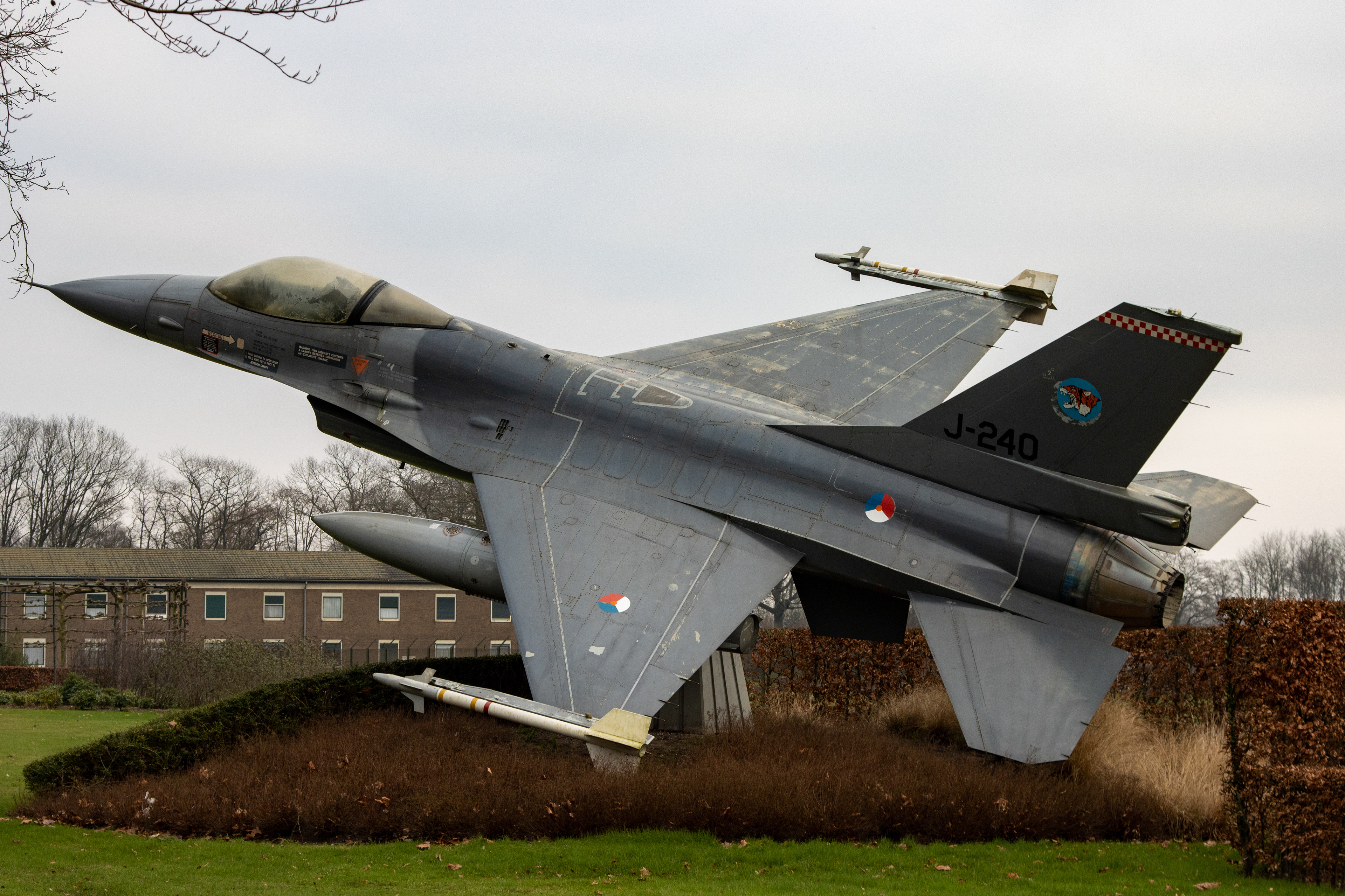 General Dynamics (Fokker) F-16A J-240  op 04-05-1981 in dienst kwam en in oktober 2001 afgeschreven werd. Sindsdien is het een poortwachter.