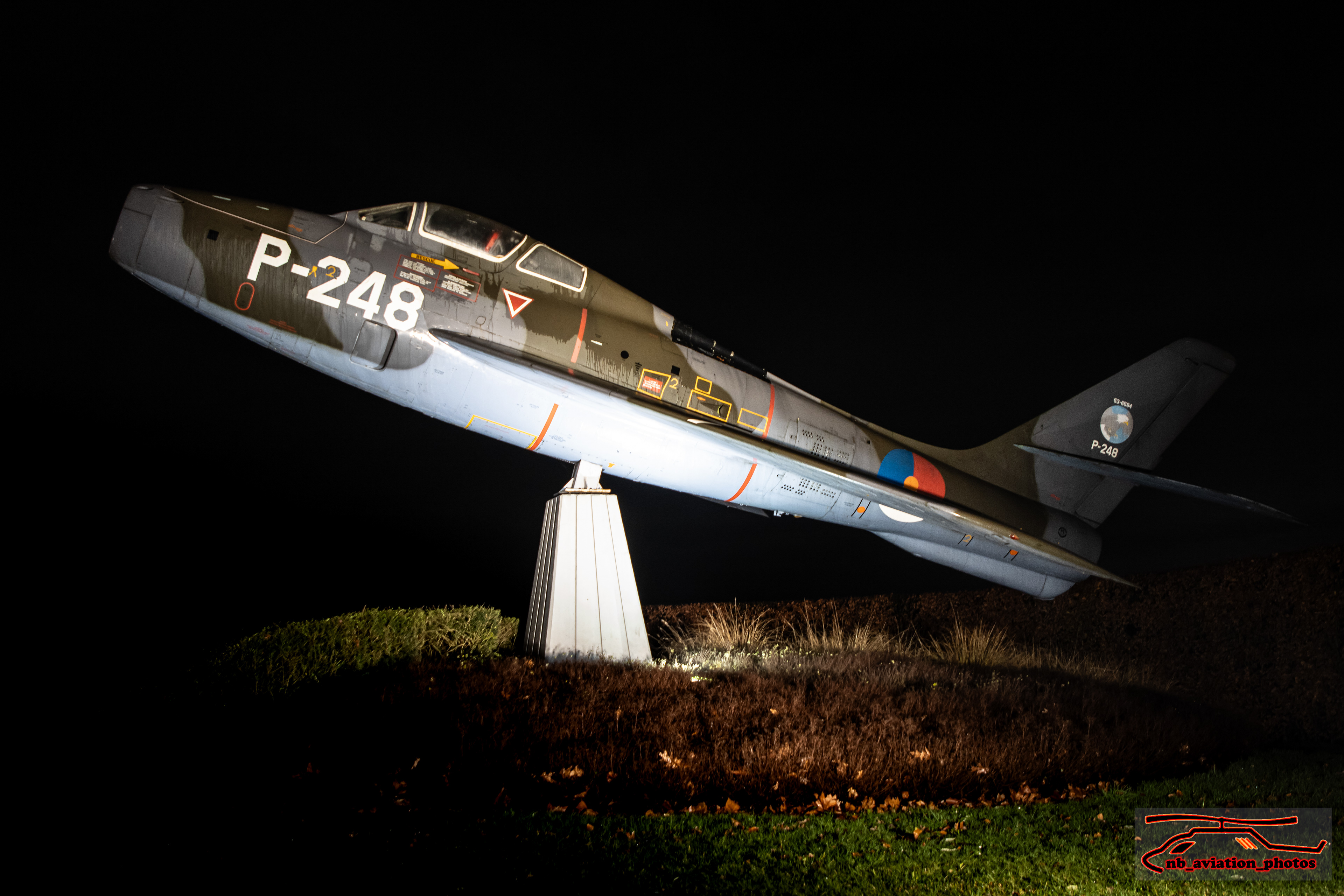 Deze Republic F-84F Thunderstreak P-248 (s/n: 53-6584) staat als poortwachter op de vliegbasis Volkel. De P-248 kwam op 22-06-1956 in dienst en is op 25-09-1970 afgeschreven.
