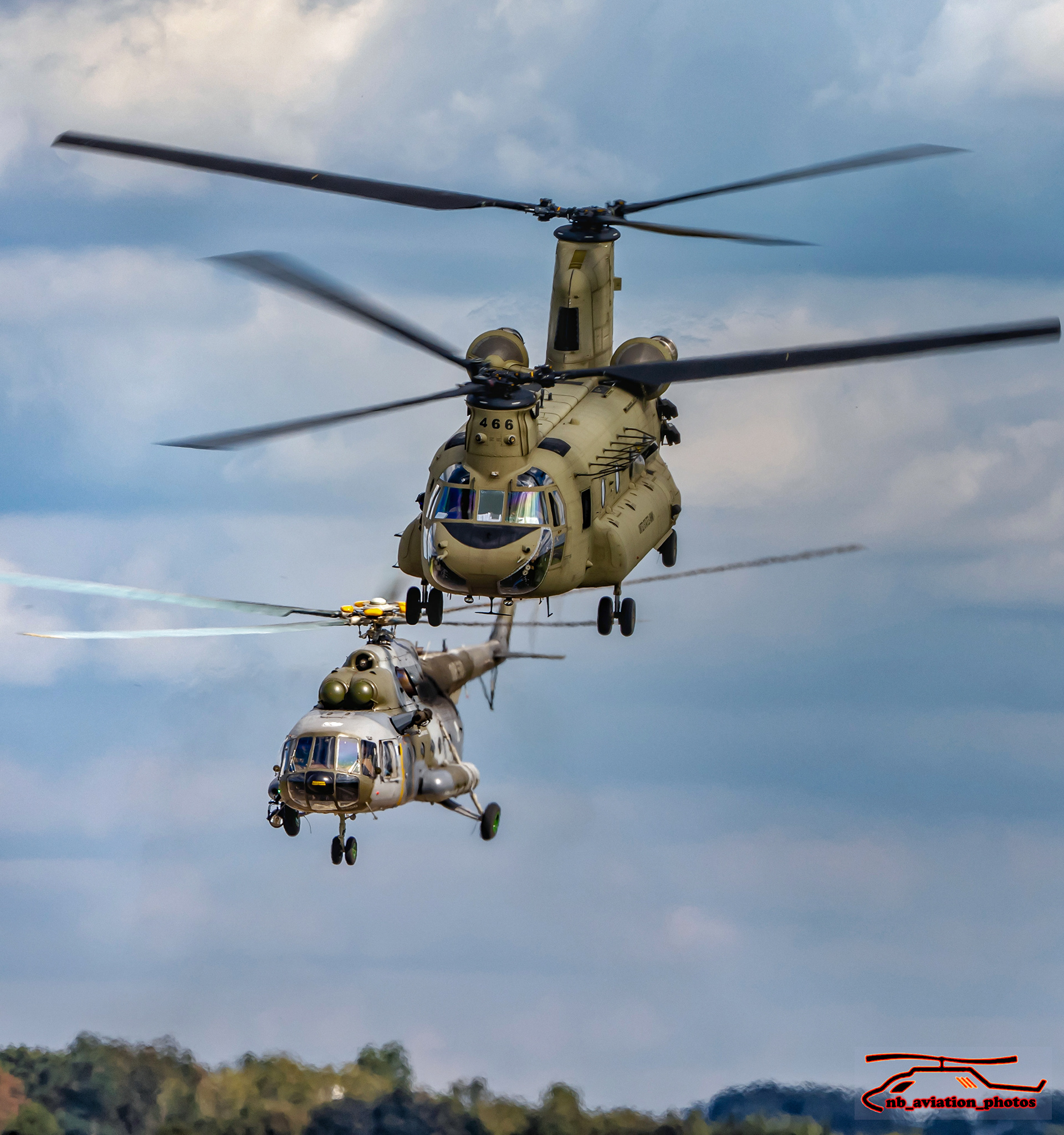 US Army Chinook en een  Czech Air Force Mi-171 “Hip”