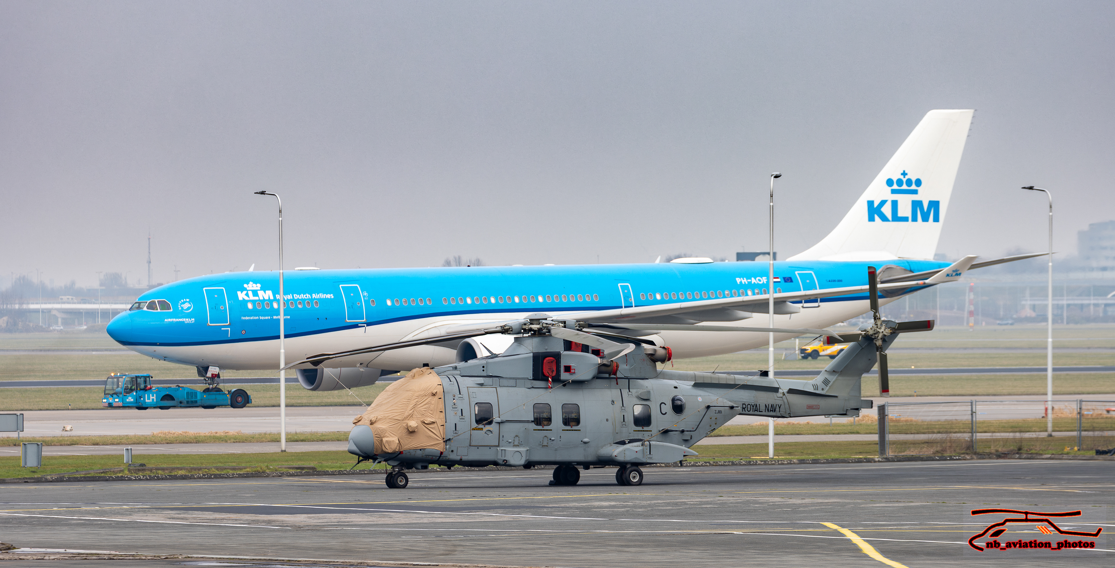 Agusta Westland AW101 Royal Navy - Boeing 737 KLM
