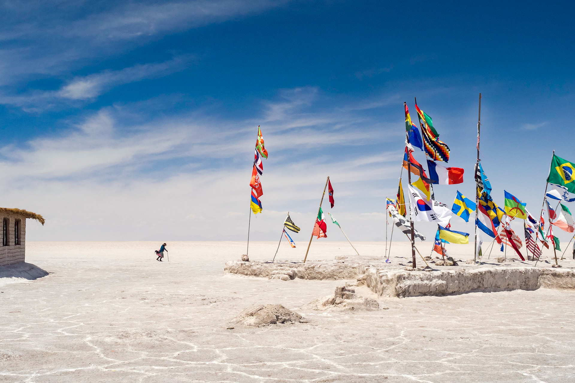 Le Salar d'Uyuni est une mer asséchée il y a très longtemps. C'est la plus grande réserve de lithium au monde, celui qu'on met dans nos batteries. C'est loin et extrême. Mais il y a des habitant, qui prennent le bus pour la ville... Uyuni, Bolivie, Dec 2016