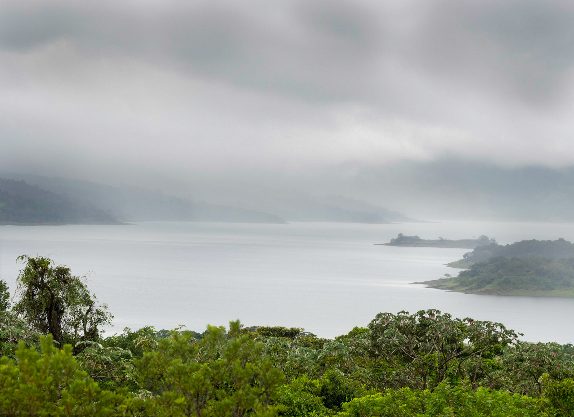 Le barrage du lac Arenal a été contruit en 1979, initialement pour produire un peu d'électricité dans le milieu du pays. Le tourisme et le windsurf sont venu s'ajouter.
