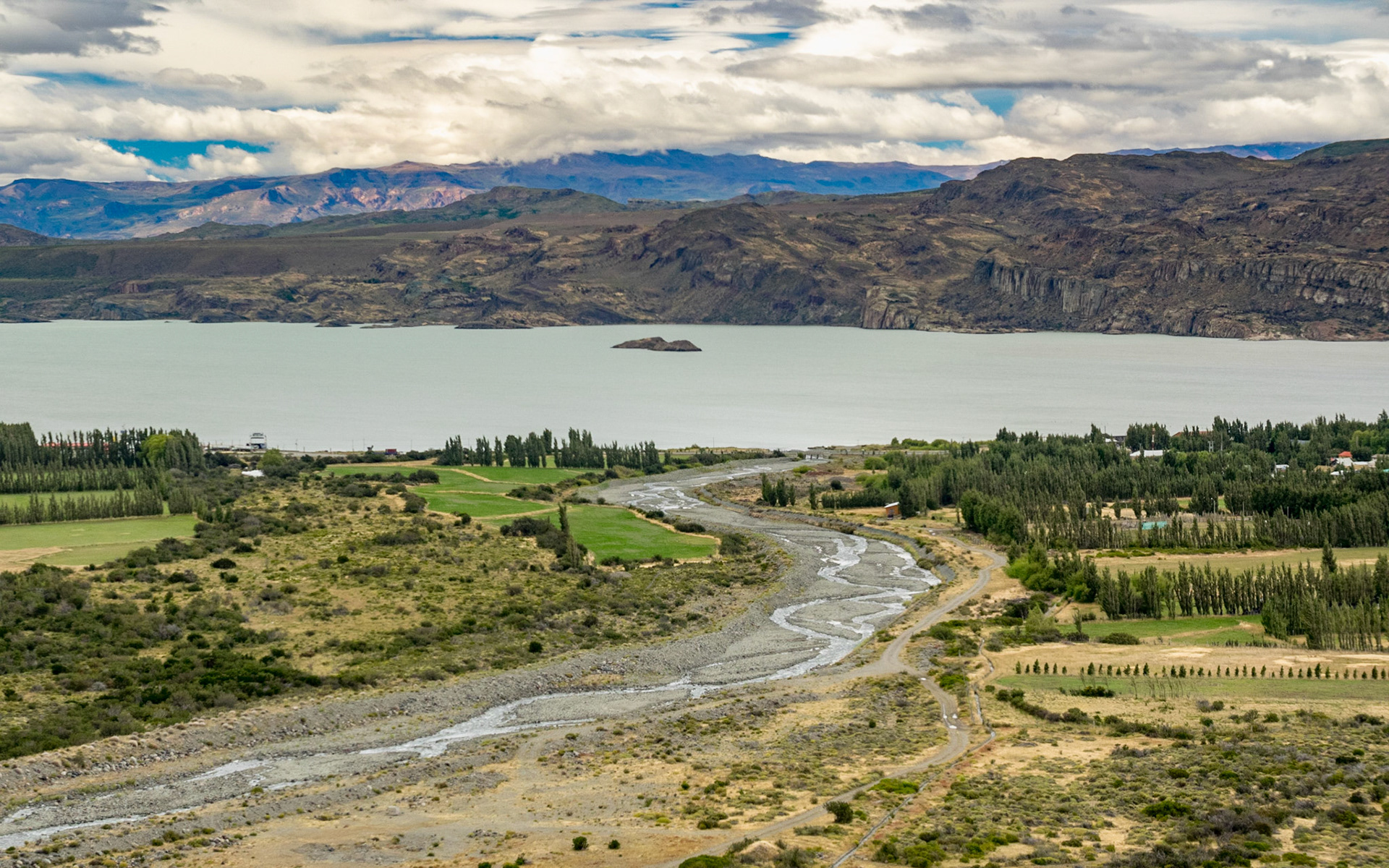 De l'autre coté de Chile Chico, sur les hauteurs de Puerto Ibañes. C'est le début de la Carreterra Australe, partie sud, totalement sauvage, et malheureusement hors de portée pour notre petite voiture.
Pour une prochaine fois !