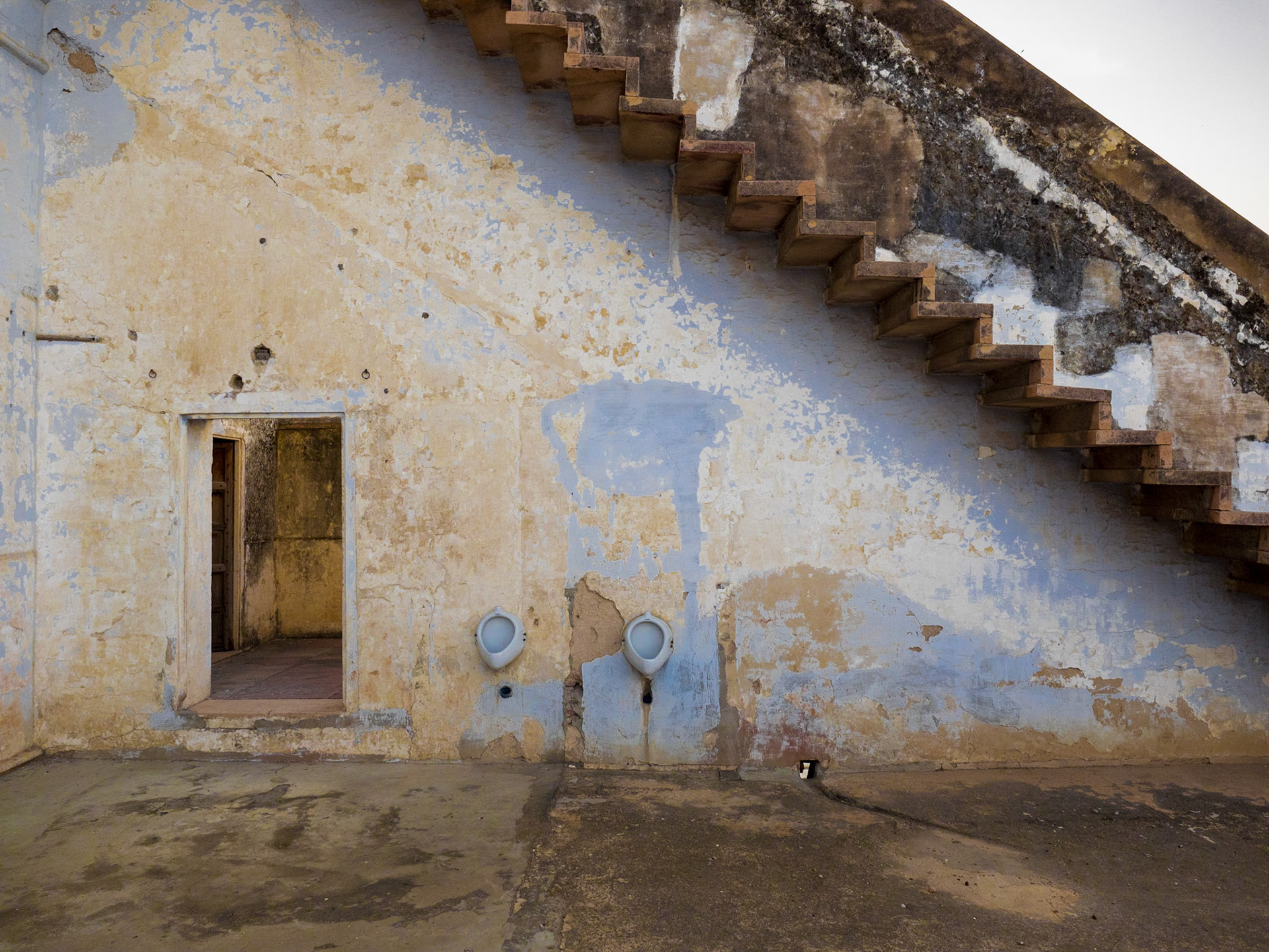Histoire troublante que ce palais à Barakpur. Autrefois une demeure de Maharani, transformé en école dans les années 60 !!
L'actuel propriétaire a fait le voeu de lui redonner la splendeur d'antant.
Bon courage !