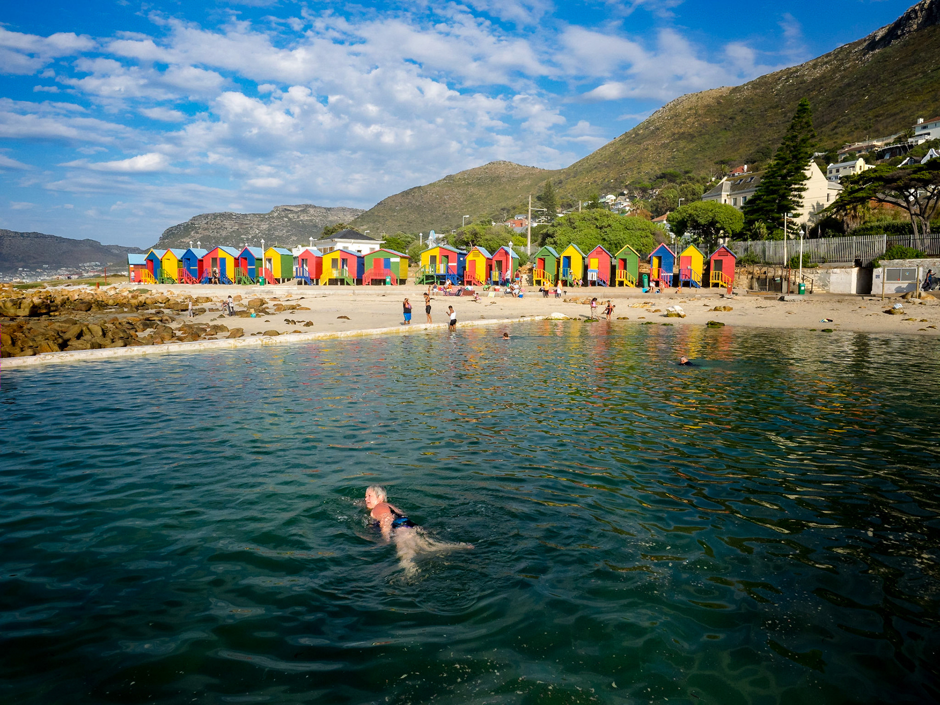 A Saint James, les maisons de pêcheurs ont été reconverties en cabines de plage, piscine d'eau de mer, garantie sans requins, comprise !
CapeTown