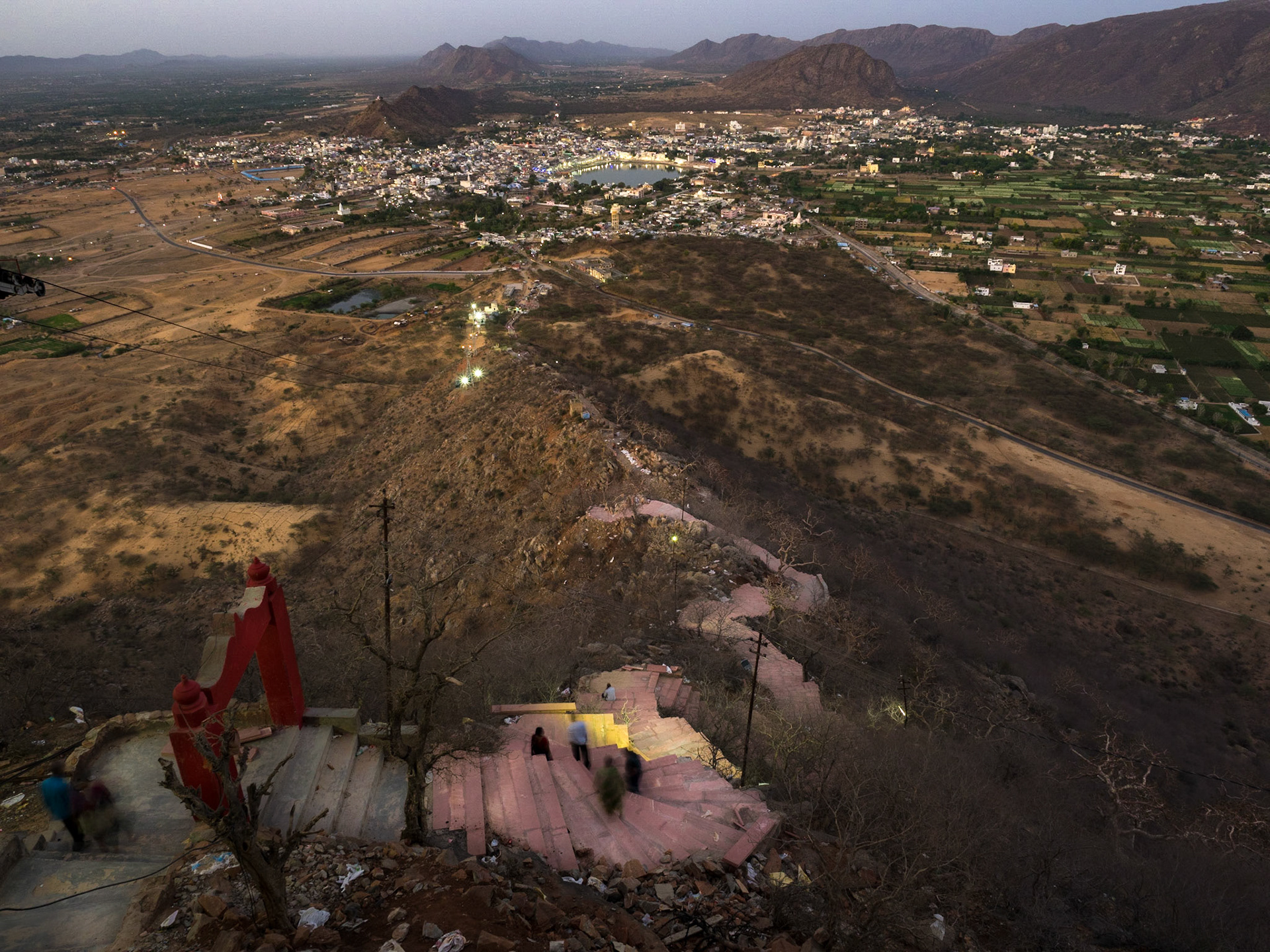 Au fond, la ville de Pushkar, le chemin en dessous mène au temple mentionné plus tôt.
Vous avez 2 options, l'antique téléphérique, ou les 500 marches, tout dépend de votre foi !