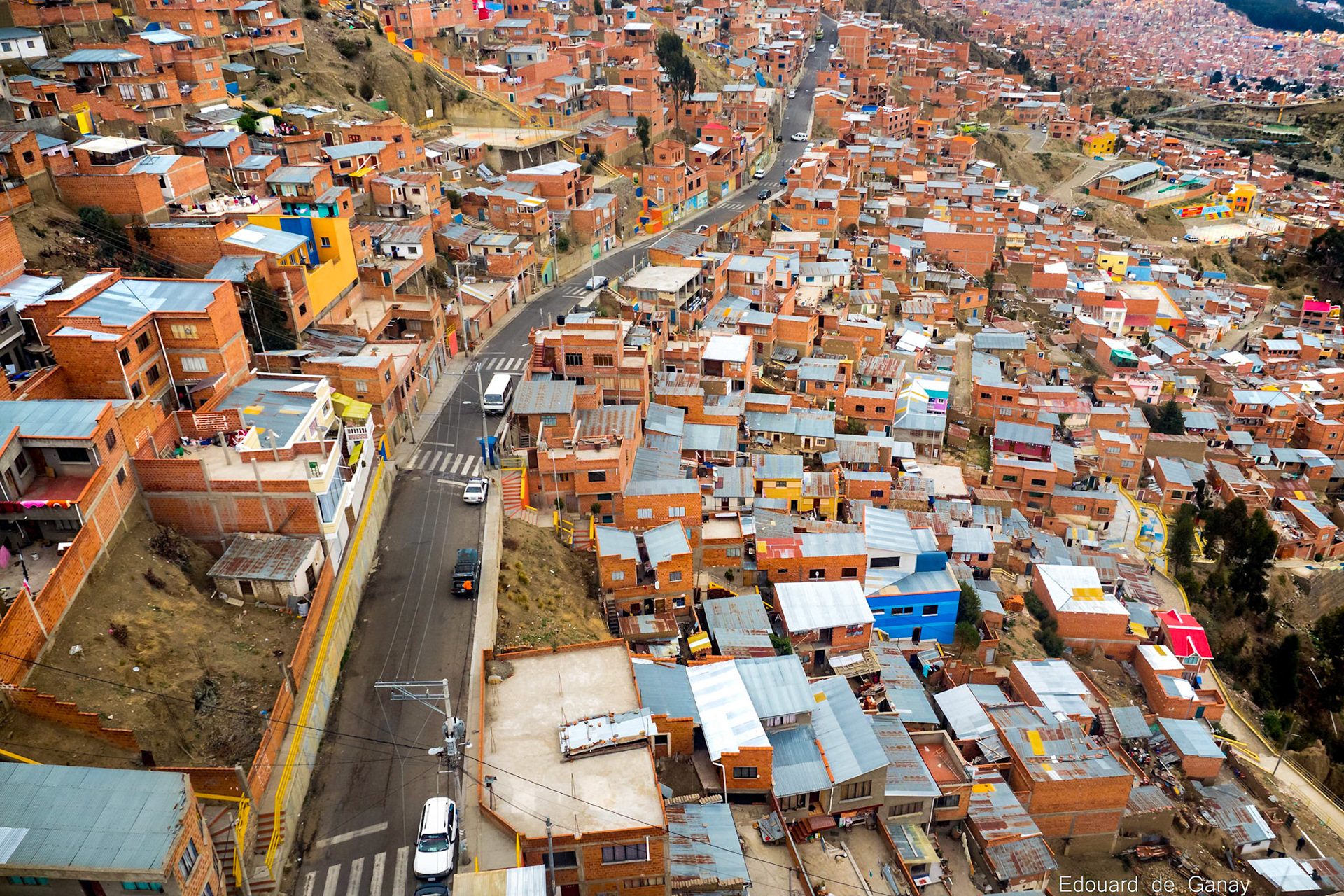 La paz, Capitale de la Bolivie. C'est une ville folle, insensée, tellement dynamique ! La ville est située à 4000m d'altitude, le sol tremble souvent, et le métro est en fait un ... téléphérique. La Paz, Bolivie, Dec 2016