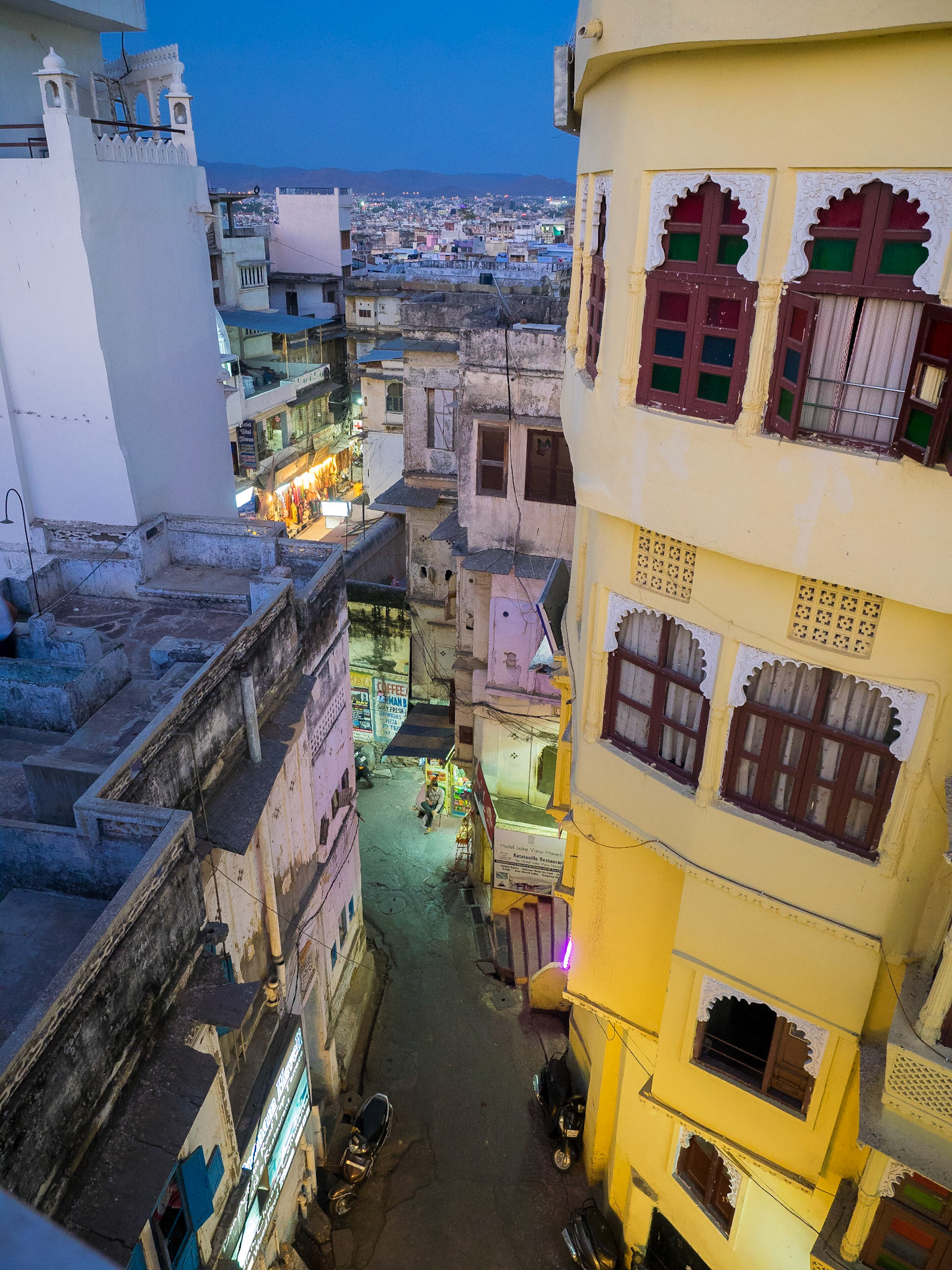 Une ville en dédales de rues, où à chaque angle on trouve un magasin, ou un truc à acheter, où sur chaque toit on trouve "the best view roof top in town".