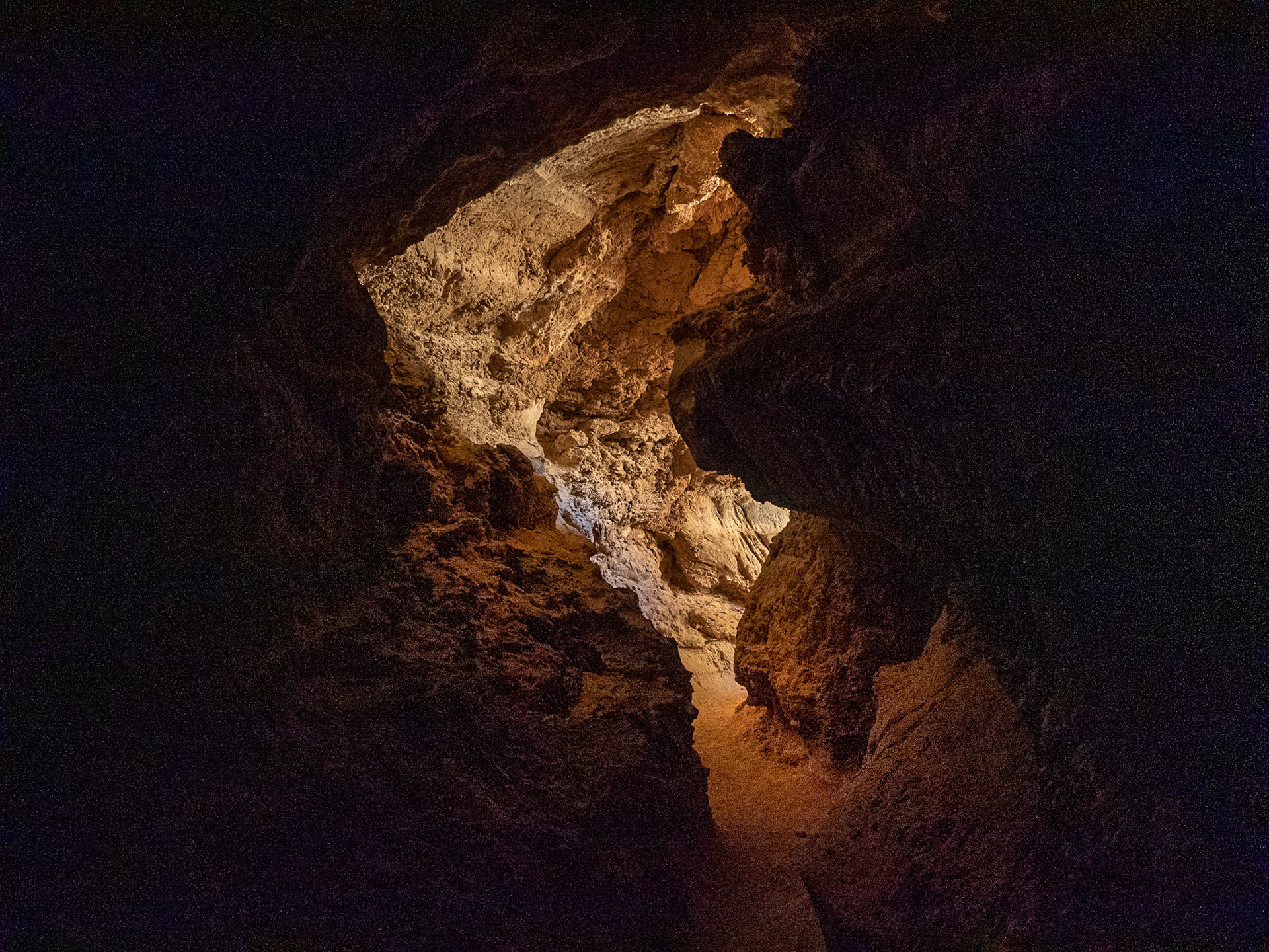 Au milieu de la vallée de la lune, il y a une ancienne rivière souterraine, qui devient maintenant un petit chemin à suivre, au gré des trous de lumière. Attention à la tête !