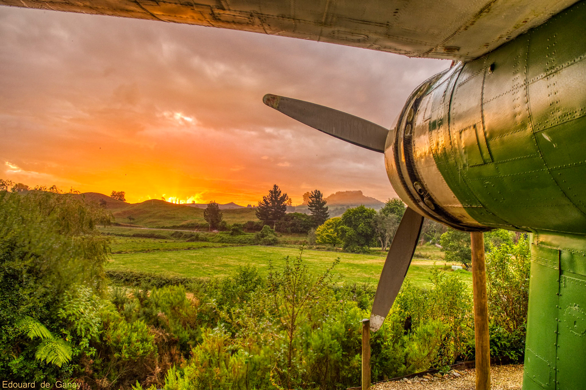 La ville de Waitomo, dans l'île du nord de la Nouvelle zélande, est connue pour ses grottes pleines de lucioles. Mais les photo sont interdites. Il y a aussi un camping/hotel insolite, ce soir là nous avons dormi dans un avion anglais de la 2eme guerre mondiale ! Waitomo, Nouvelle Zélande, Fev 2017