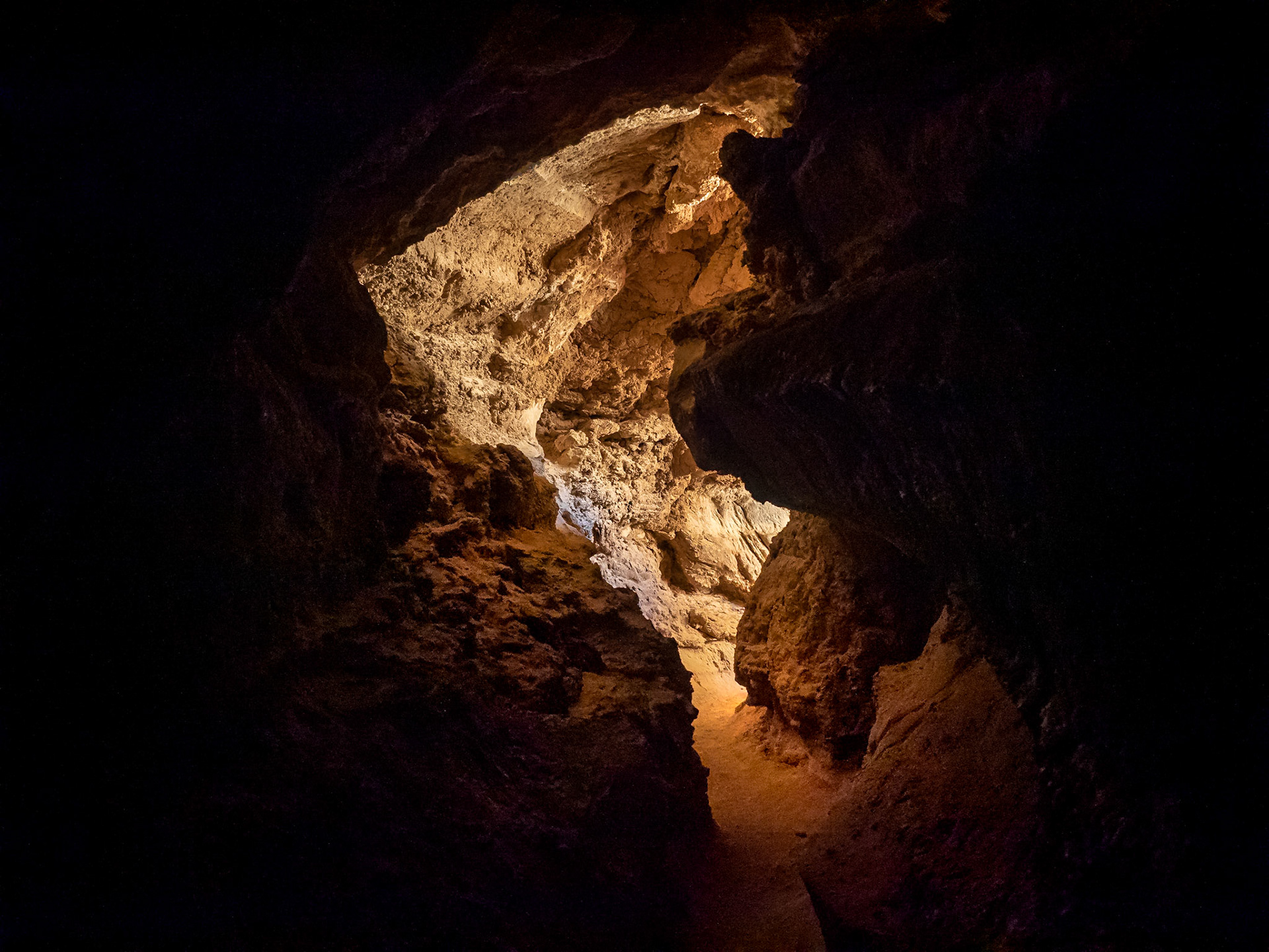 Au milieu de la vallée de la lune, il y a une ancienne rivière souterraine, qui devient maintenant un petit chemin à suivre, au gré des trous de lumière. Attention à la tête !