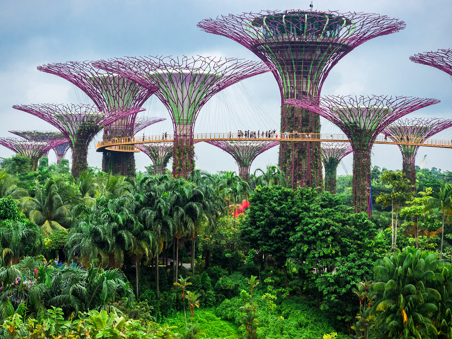 Garden By the Bay, les fleurs géantes sont en fait des cheminées d'extraction d'air du sous sol, utilisés pour de nombreuses raisons (ventilation métro, méthaniseurs...)