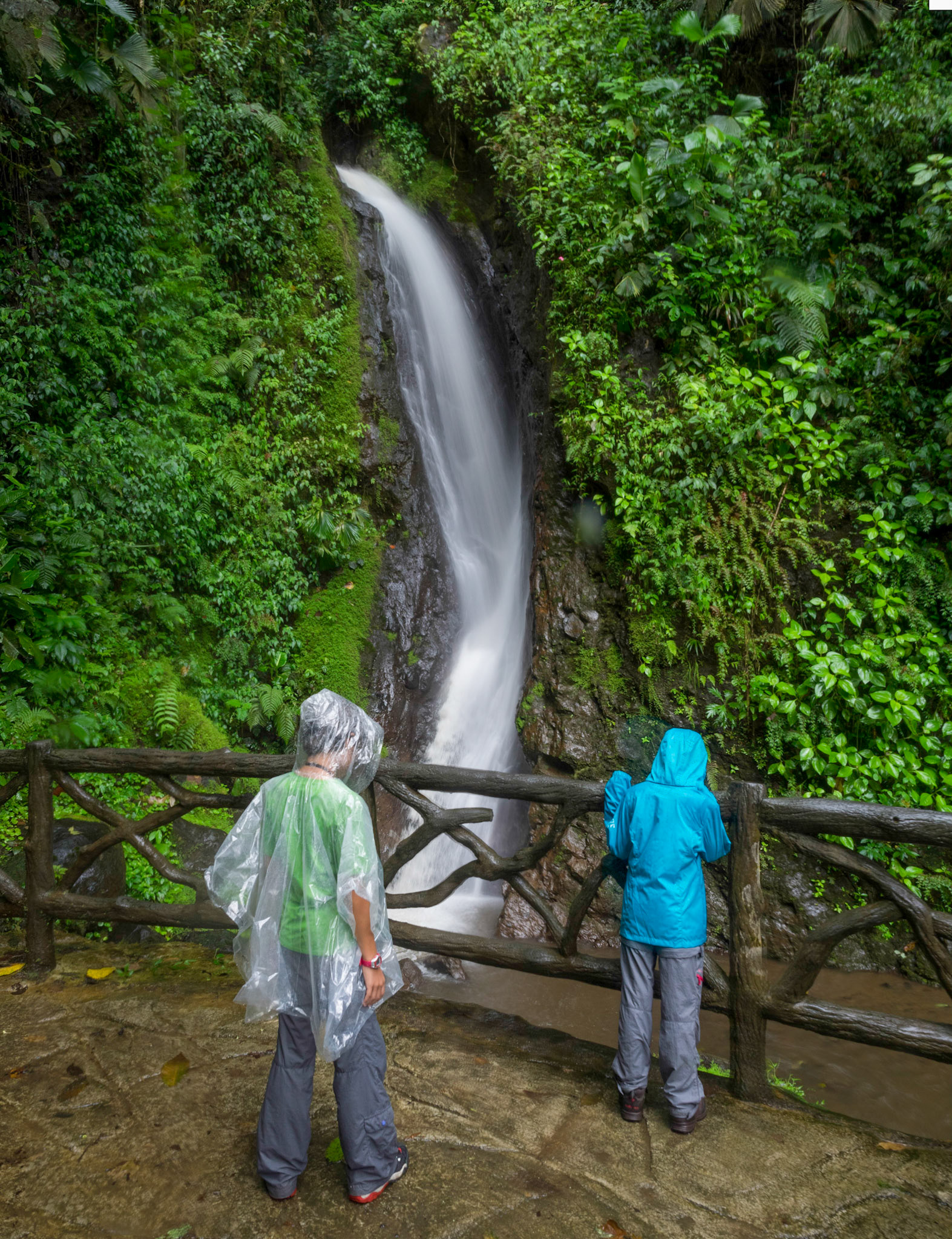 admirez le montage. L'eau coule en 4 secondes, et les enfants ne bougent pas...