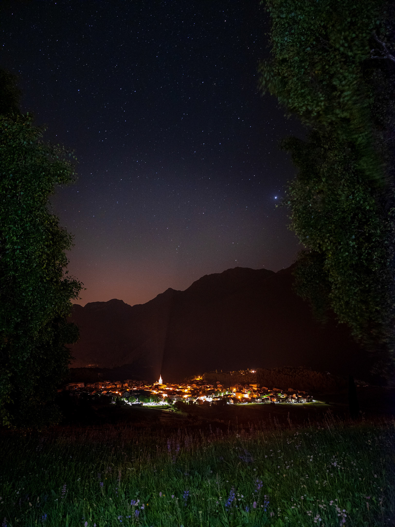 Une ville la nuit, c'est déjà beau, mais au milieu des montagnes, ça change encore tout. Mettez-y un cadre bucolique, et vous avez tous les ingrédients pour une photo qui fait rêver.