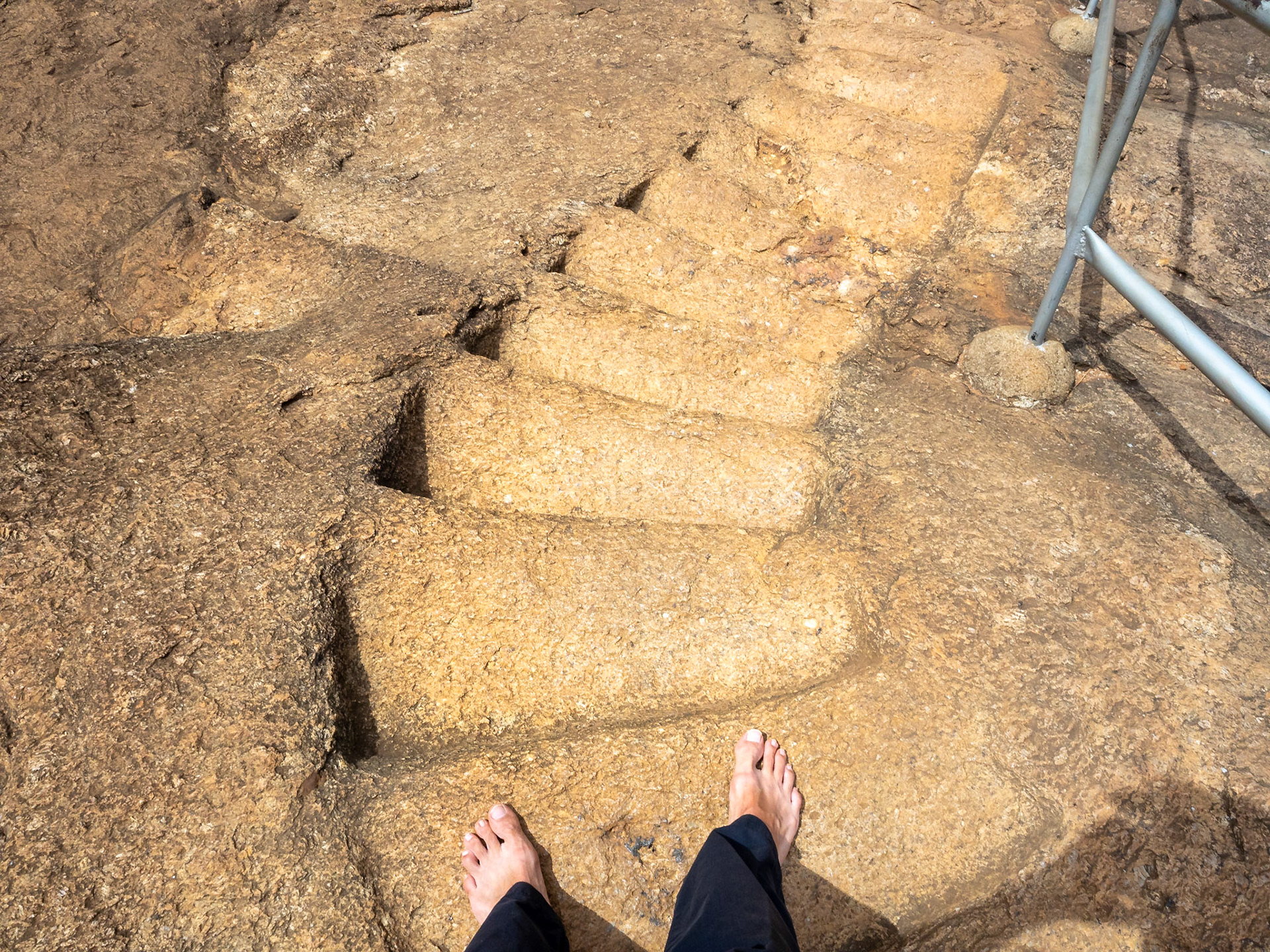 pieds nus sur la roche taillée brulante, il faut de la motivation pour prier !