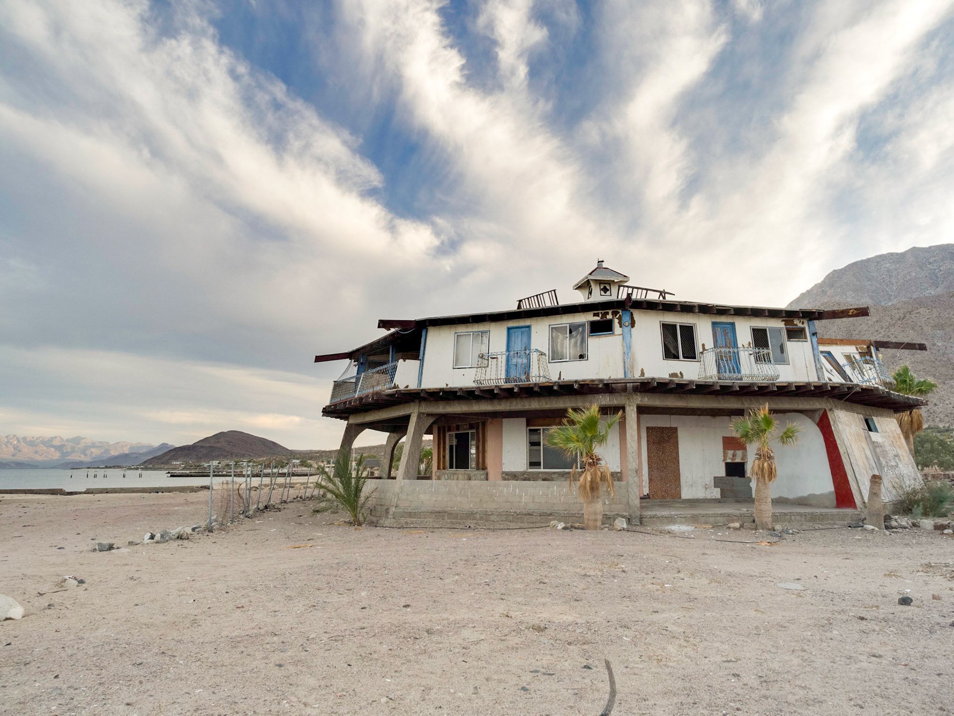 Un endroit atypique, qui était l'office d'un camping.
Depuis un ouragant est passé, et le propriétaire a préféré reconstruire en dur de l'autre côté de la route.
Dommage....