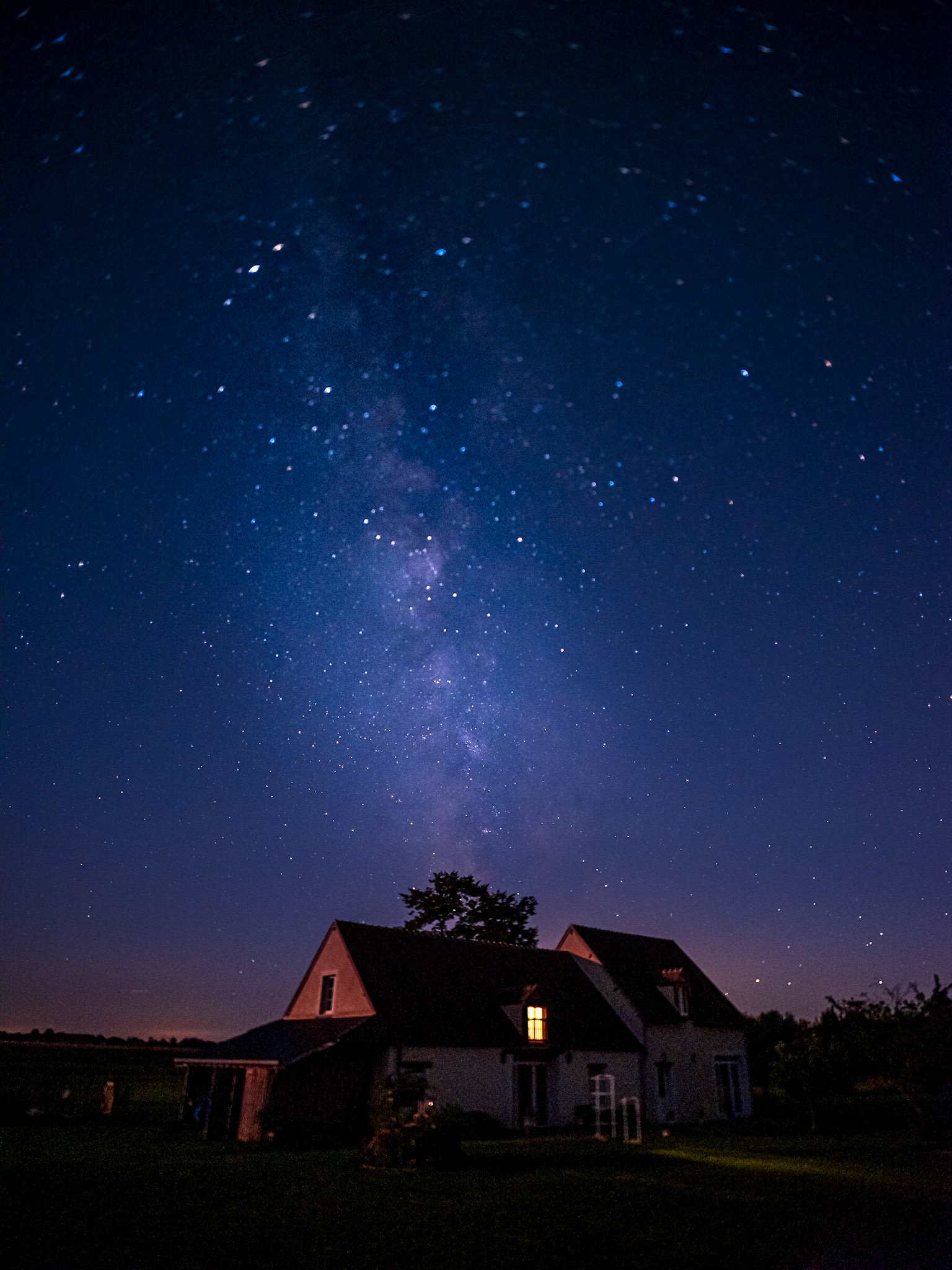 C'est fou l'énergie qui sort de cette maison de famille. On se croirait protégé par la voile lactée.
