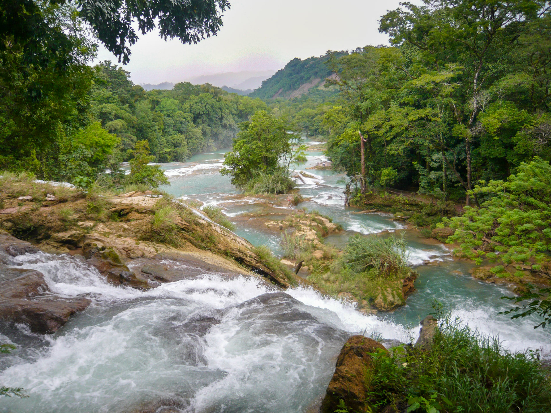 Agua Azul, à 1h de route au sud de Palenque, est une grande chute d'eau...
Le petit chemin qui longe la rivière est truffé de boutiques en tout genre.
Mais comme partout où nous sommes allés, il n'y avait pas grand monde.