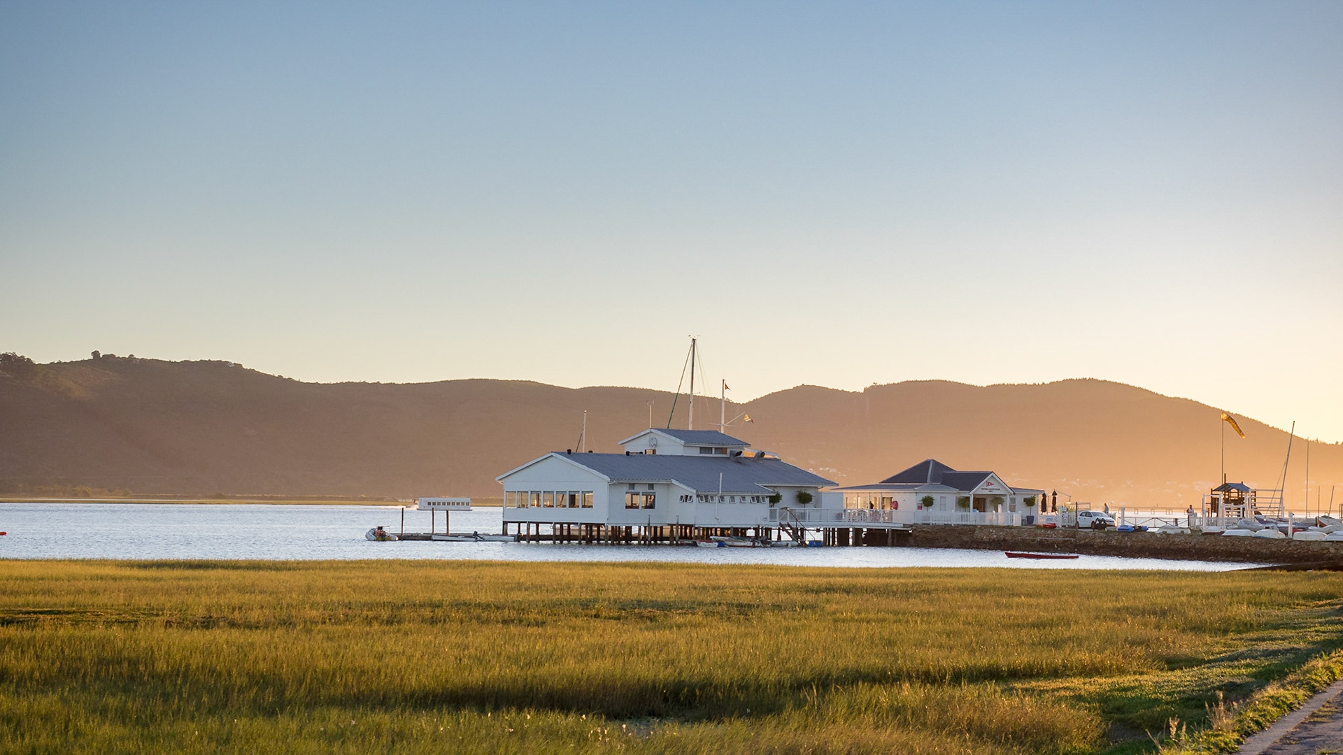 Knysna est une station blanéaire très prisée. C'est une lagune, dont l'embouchure est très refermée, et les montagnes devant et derrière la protègent des assauts du vent. Evidemment, c'est devenu très construit et très fréquanté, mais il y a un moment de bonheur près du coucher du soleil.
Ici, près de la marina.