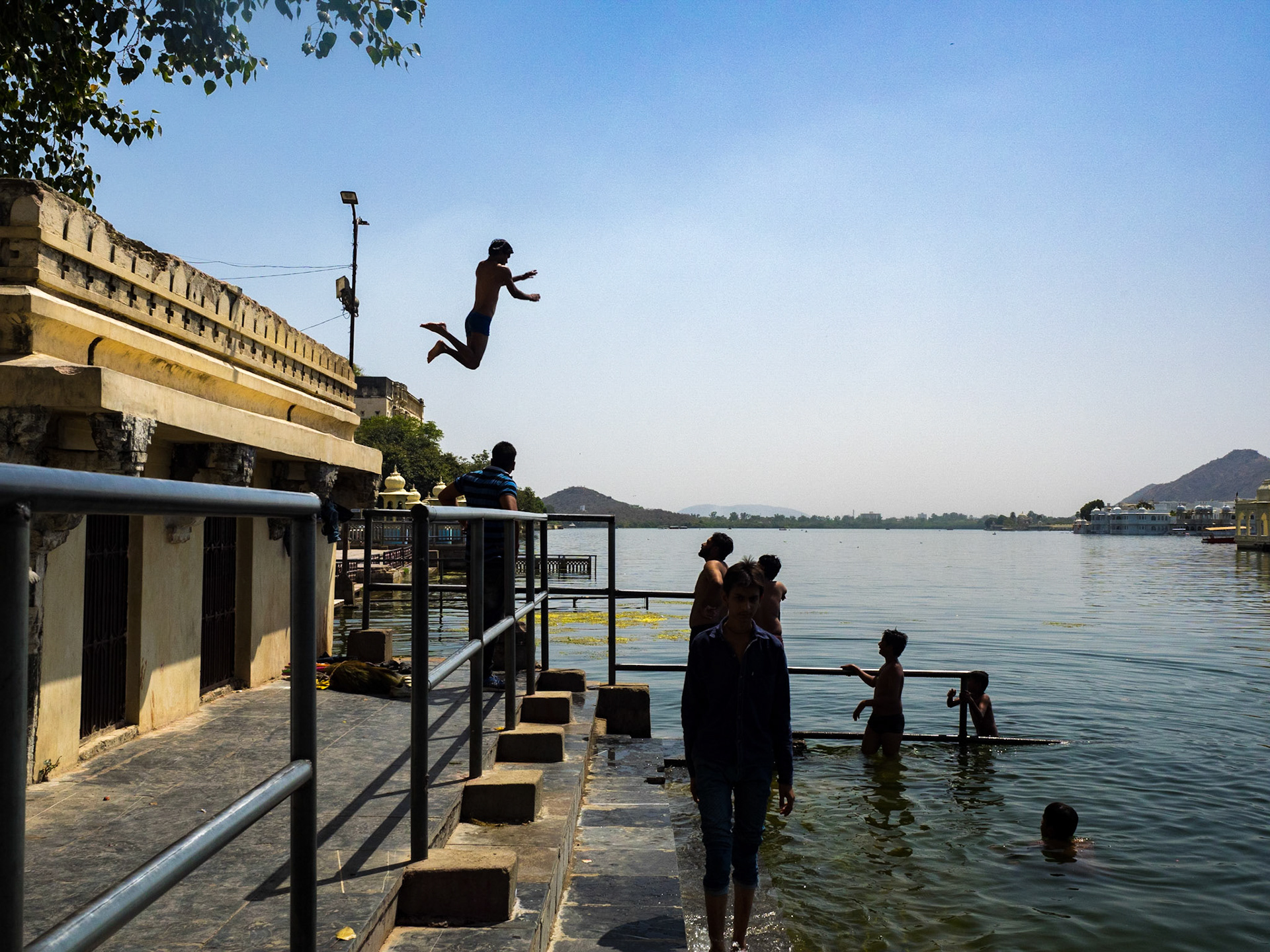 L'eau a toujours plusieurs symboliques et utilités. On peut y faire ses ablutions rituelles, y laver son linge, ou s'y amuser, pour les plaisir partagé des enfants et du photographe !