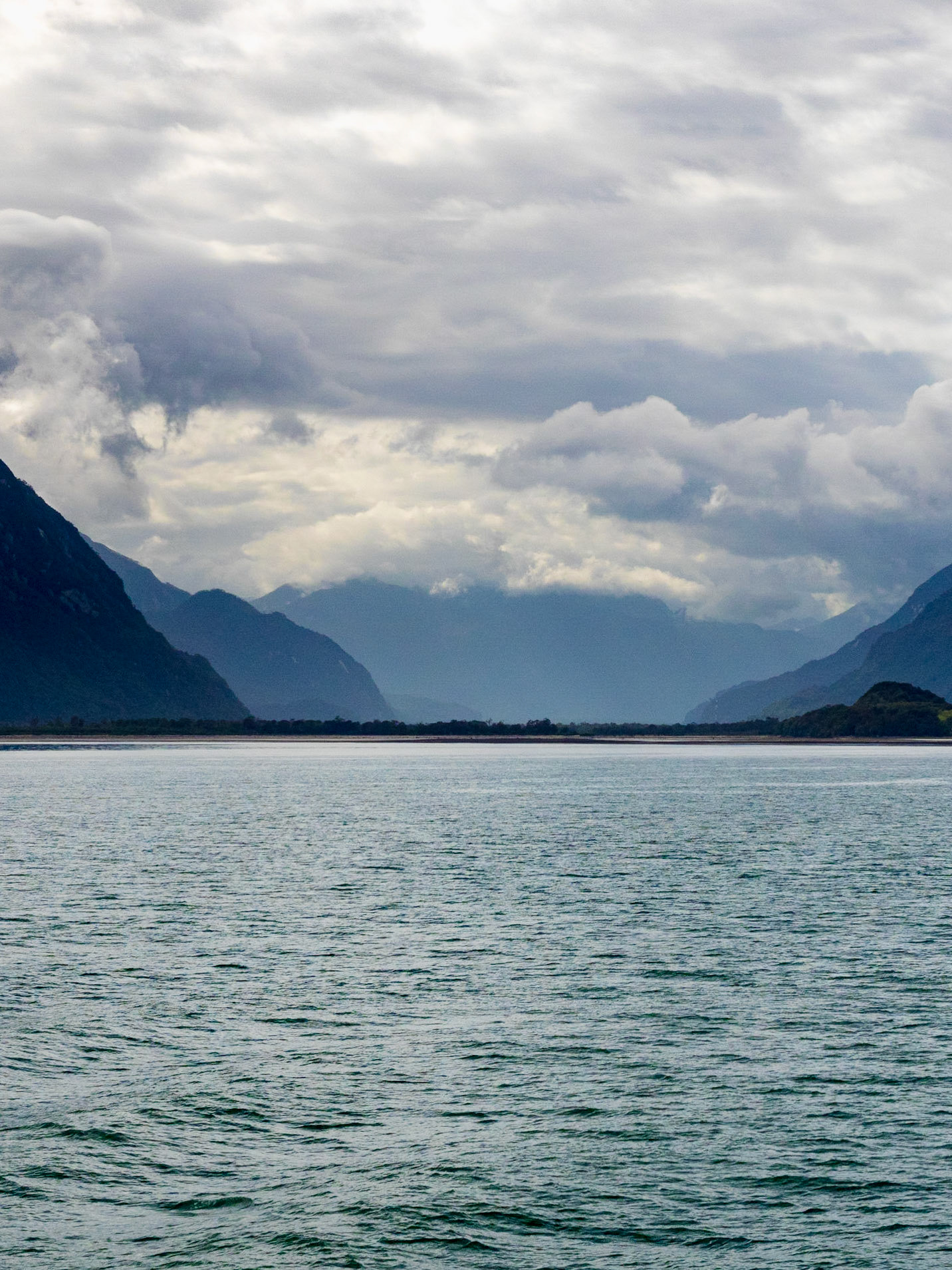 La vallée près de Chaiten, depuis le Ferry qui nous mène sur l'ile de Chiloé.