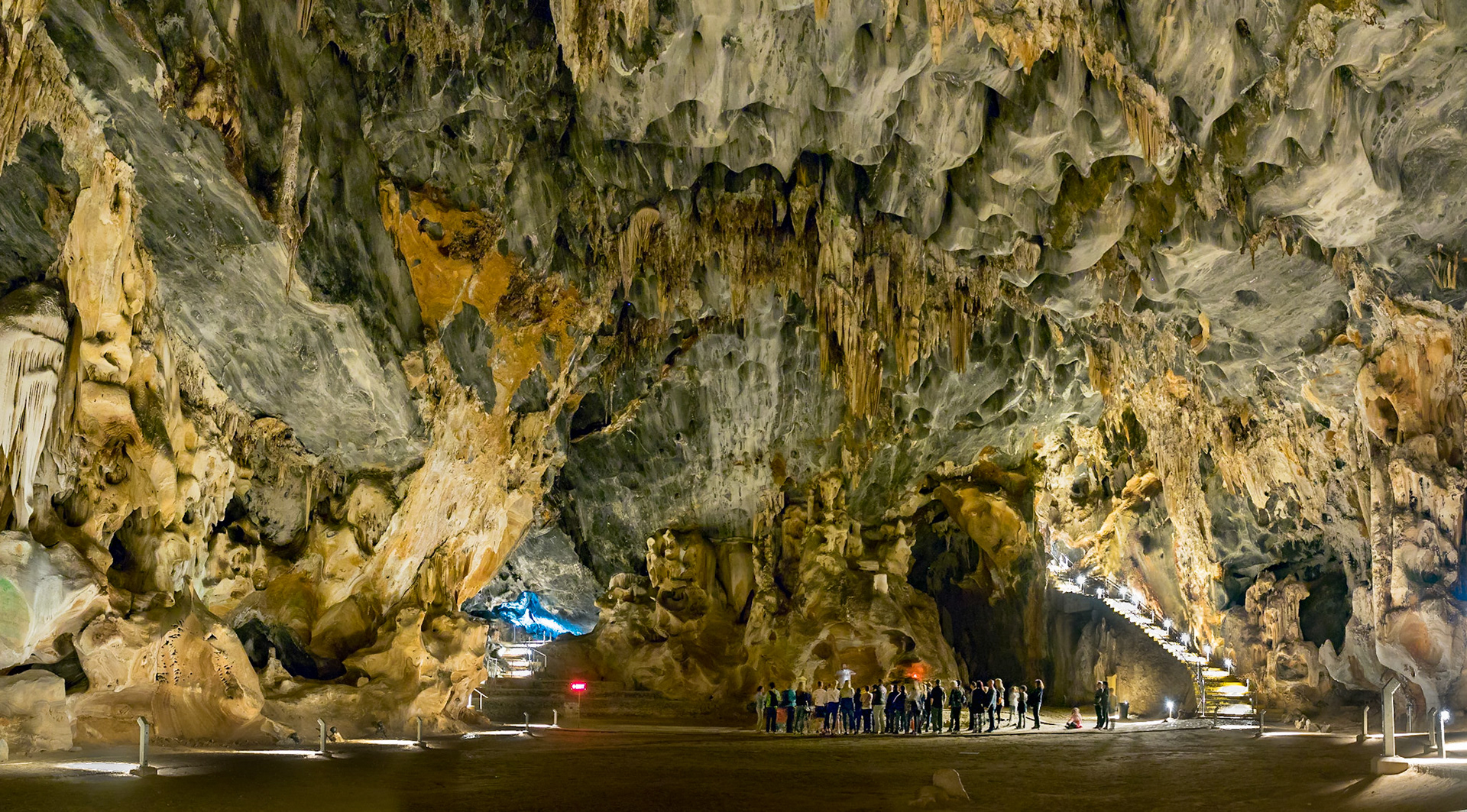 Les Cango caves près d'Oudtshoorn, sont les plus grandes que j'ai jamais vues.

https://www.instagram.com/p/BTzeudqFiCo/?taken-by=edouarddeganay