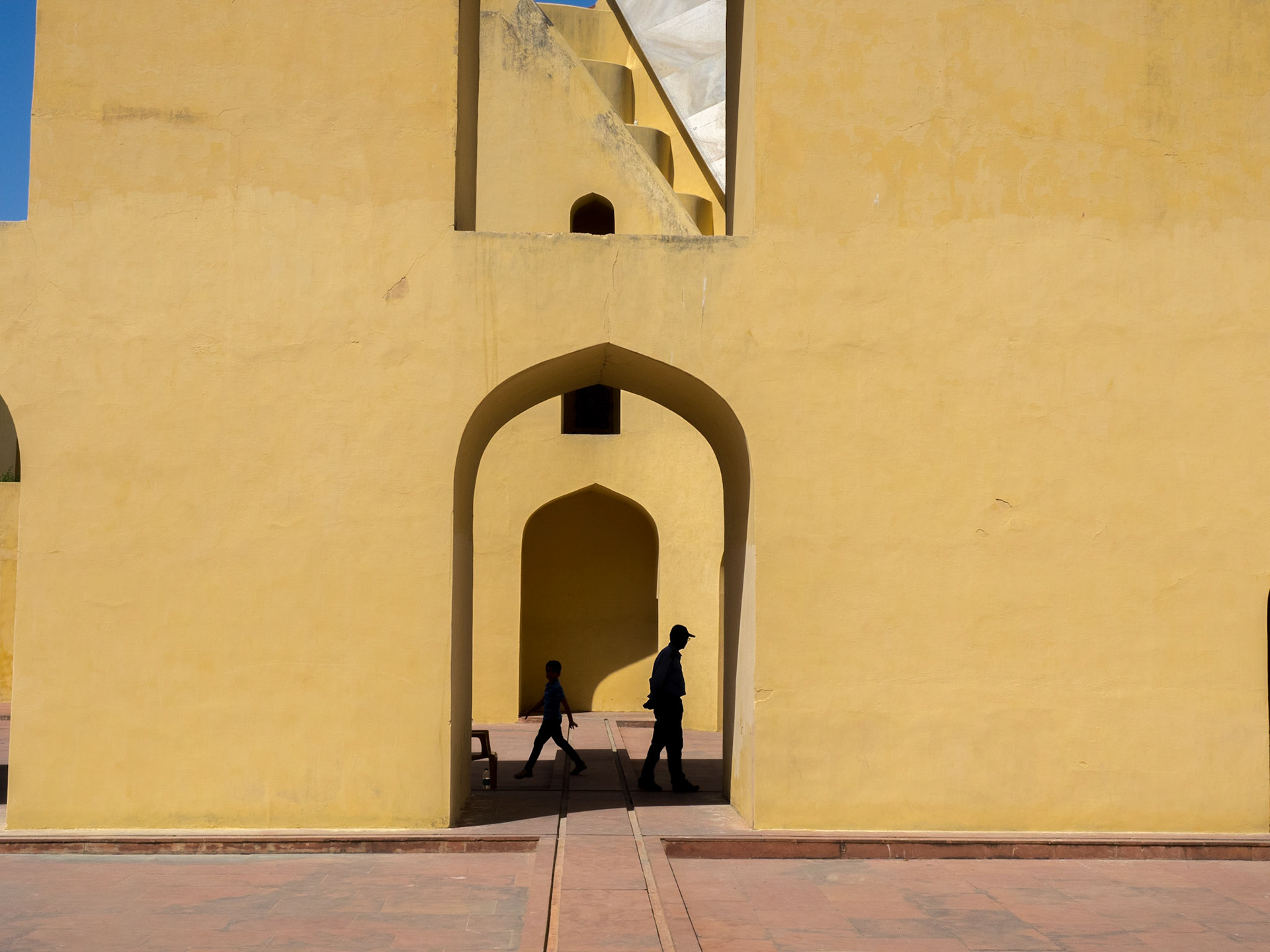 Jaipur est la capitale du Rajasthan. L'un de ses attraits est l'observatoire astronomique, constuit au début du XXeme siècle. Il parait que c'est le plus grand du monde de ce genre (sans téléscopes).
Les lignes droites et courbes, d'une précision sans faille de ces édifices sont propices à de nombreux jeux de lumière...