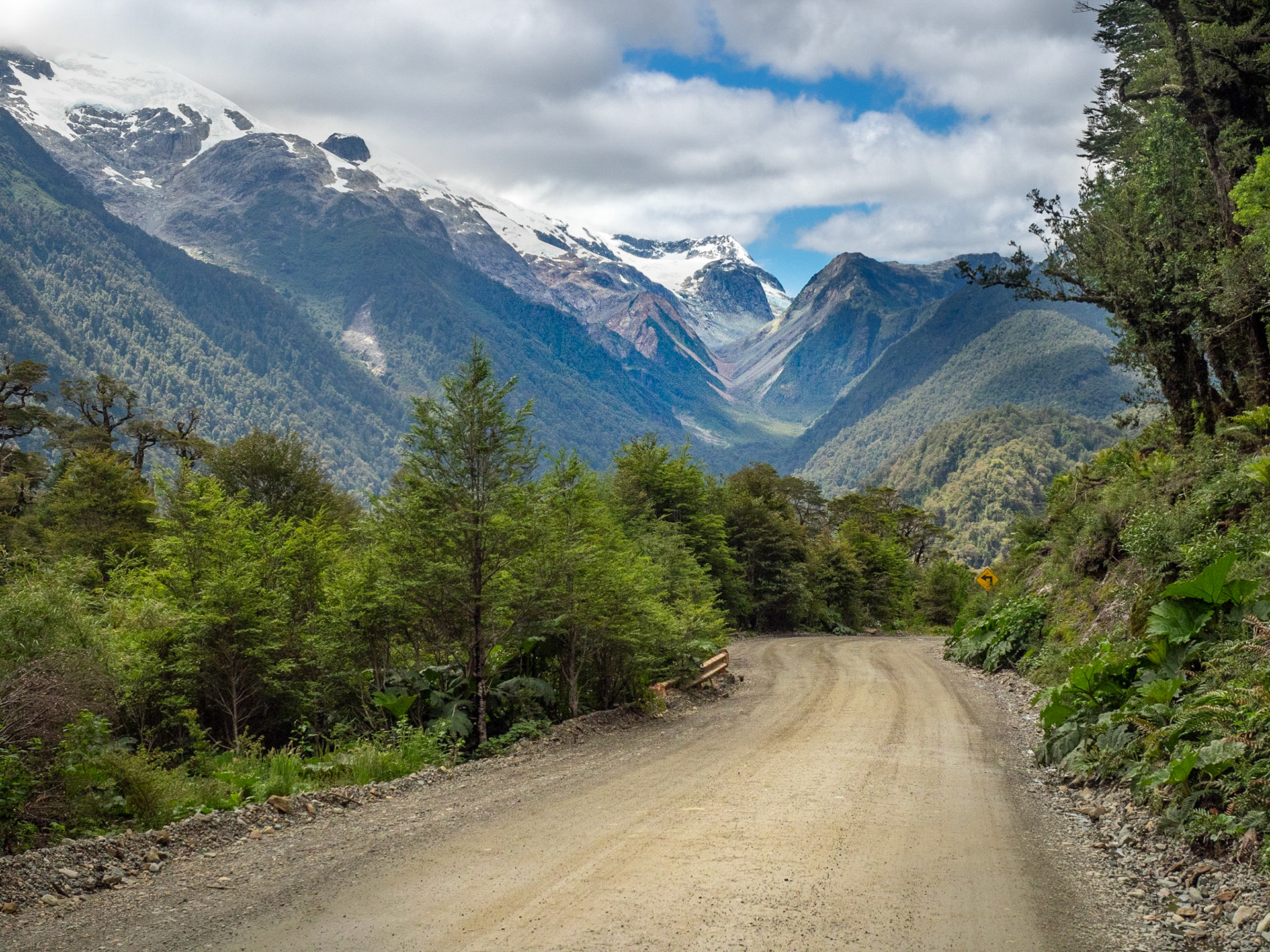 Direction le Parc national Queulat, en remontant la carreterra Australe. Des montagnes, des forêts, des glaciers, des pistes, des camions qui transportent tout ce qu'il faut pour goudronner la route, et des cyclistes qui tentent de survivre au milieu !