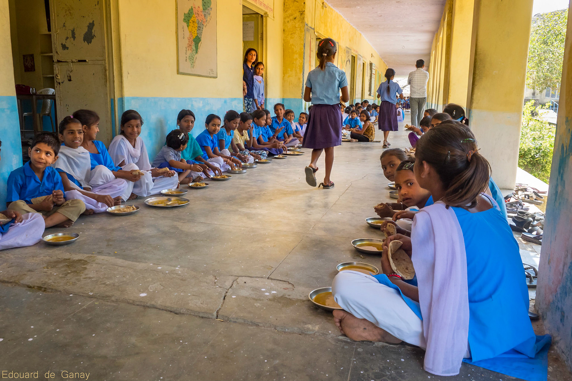 En inde, la moitié des femmes ne savent pas lire, et la moitié des enfants arrêtent l'école à 10 ans. Ceux qui continuent sont quasiment tous des garçons. Visiter une école de filles est un moment rare et intense. Quelque part dans le Radjastan, près de Ranakpur, Inde, mars 2017