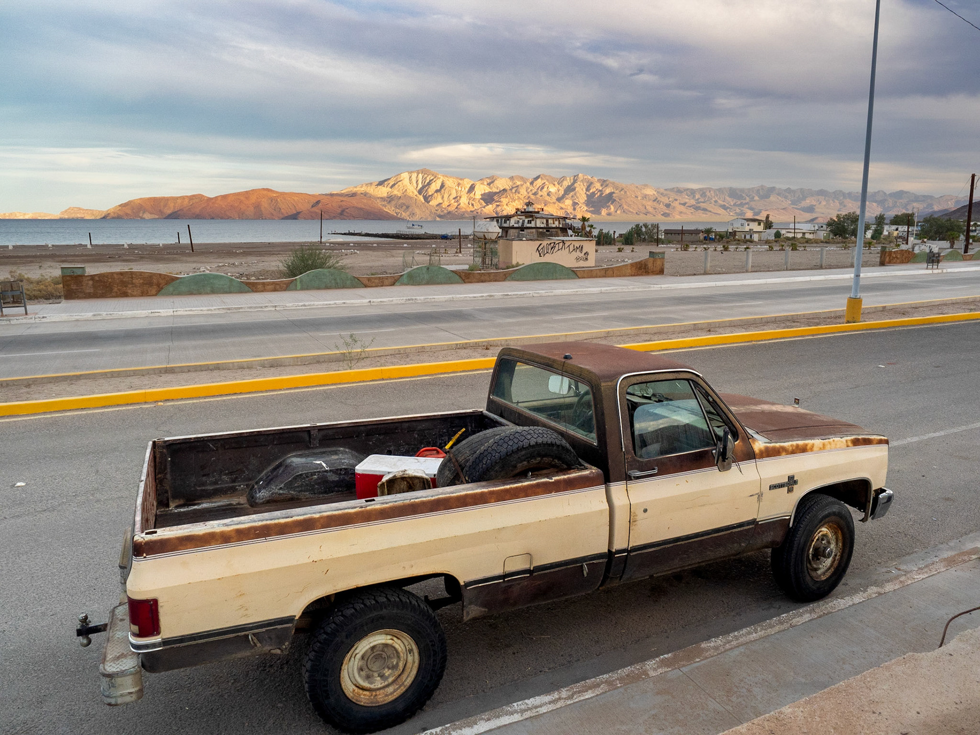 Bahia de Los Angeles, point de chute de quelques retraités américains, qui aspirent à une vie très simple, faite de tacos, corona, siestes et pèche.
Celui ci venait de l'idaho, et y retourne "quand il doit vendre quelque chose et toucher sa pension".