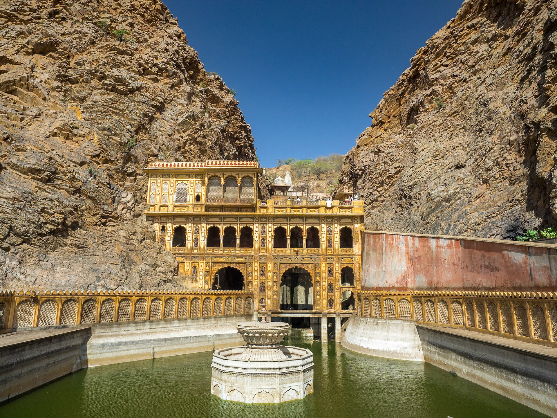 Le temps des singes, en quittant Jaipur vers Agra.
Outre la particularité animale du temple, c'est l'un des rares construits dans la montagne, dans la roche.