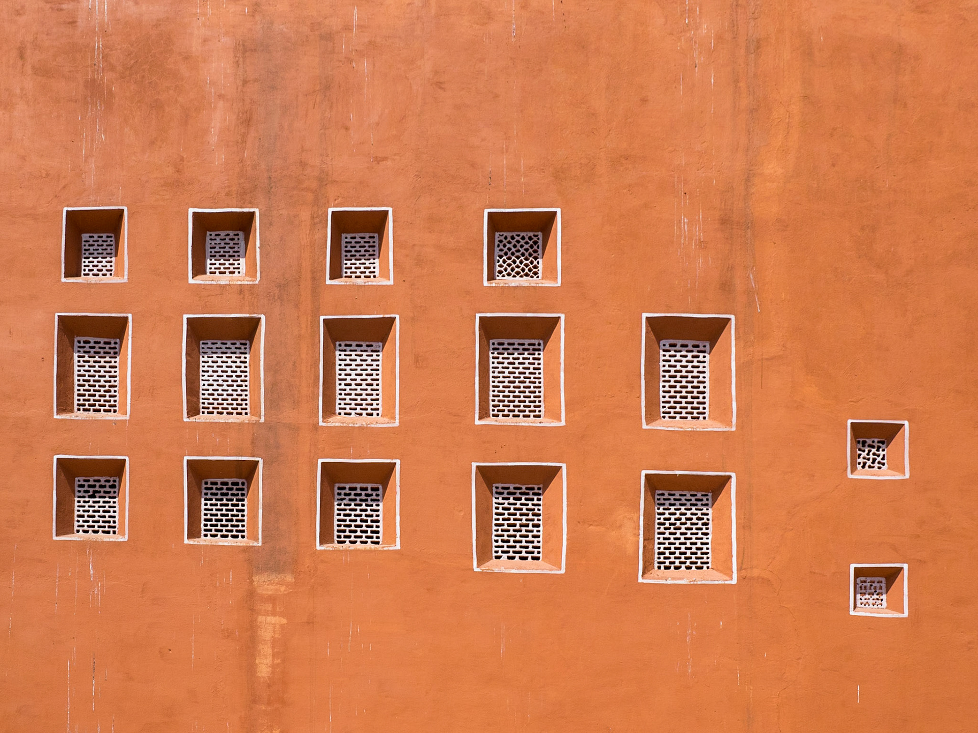 Jaipur, quelque part dans le palais des vent, la célèbre "porte" aux milles fenêtres.