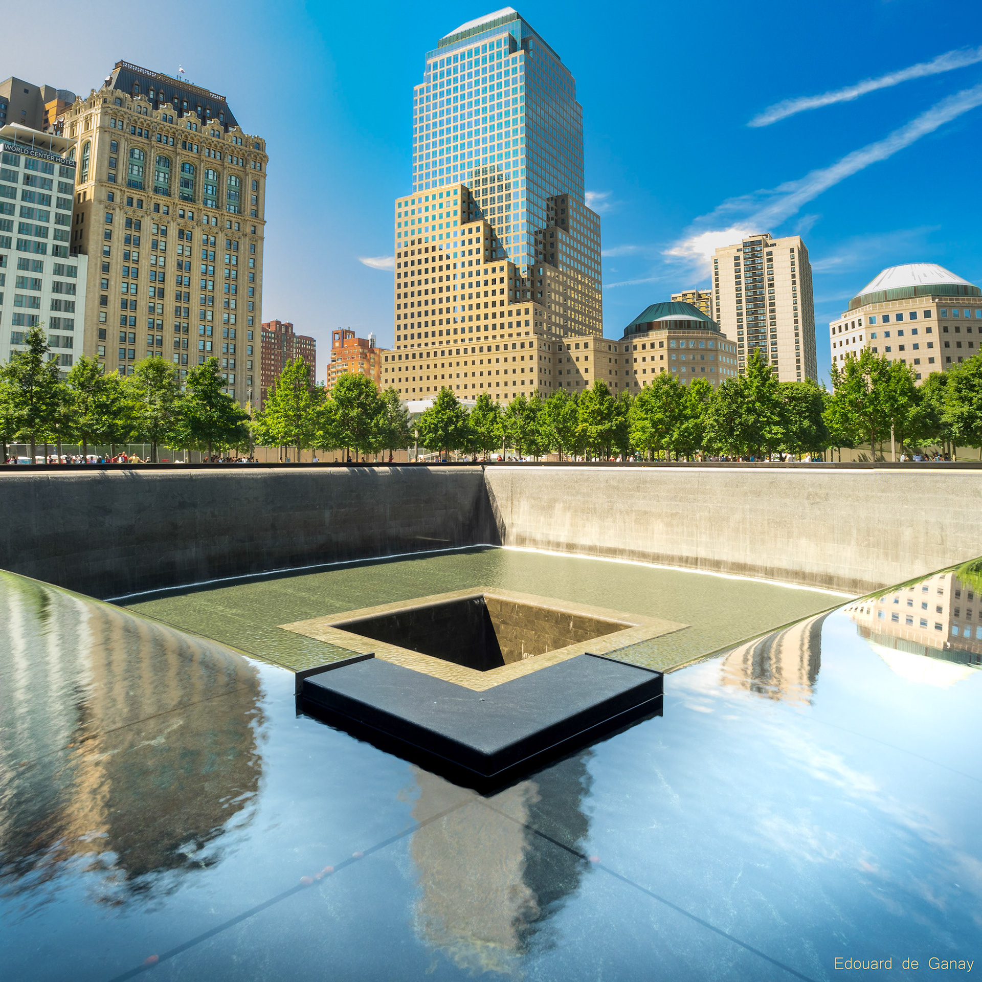 Depuis le 11 septembre 2001, le "trou" laissé par les deux tours jumelles a été remplacé par un monument. C'est le moyen de montrer qu'on pourrait construire un monde nouveau, ou de reconstruire sur l'ancien. New York, USA, Sept 2016