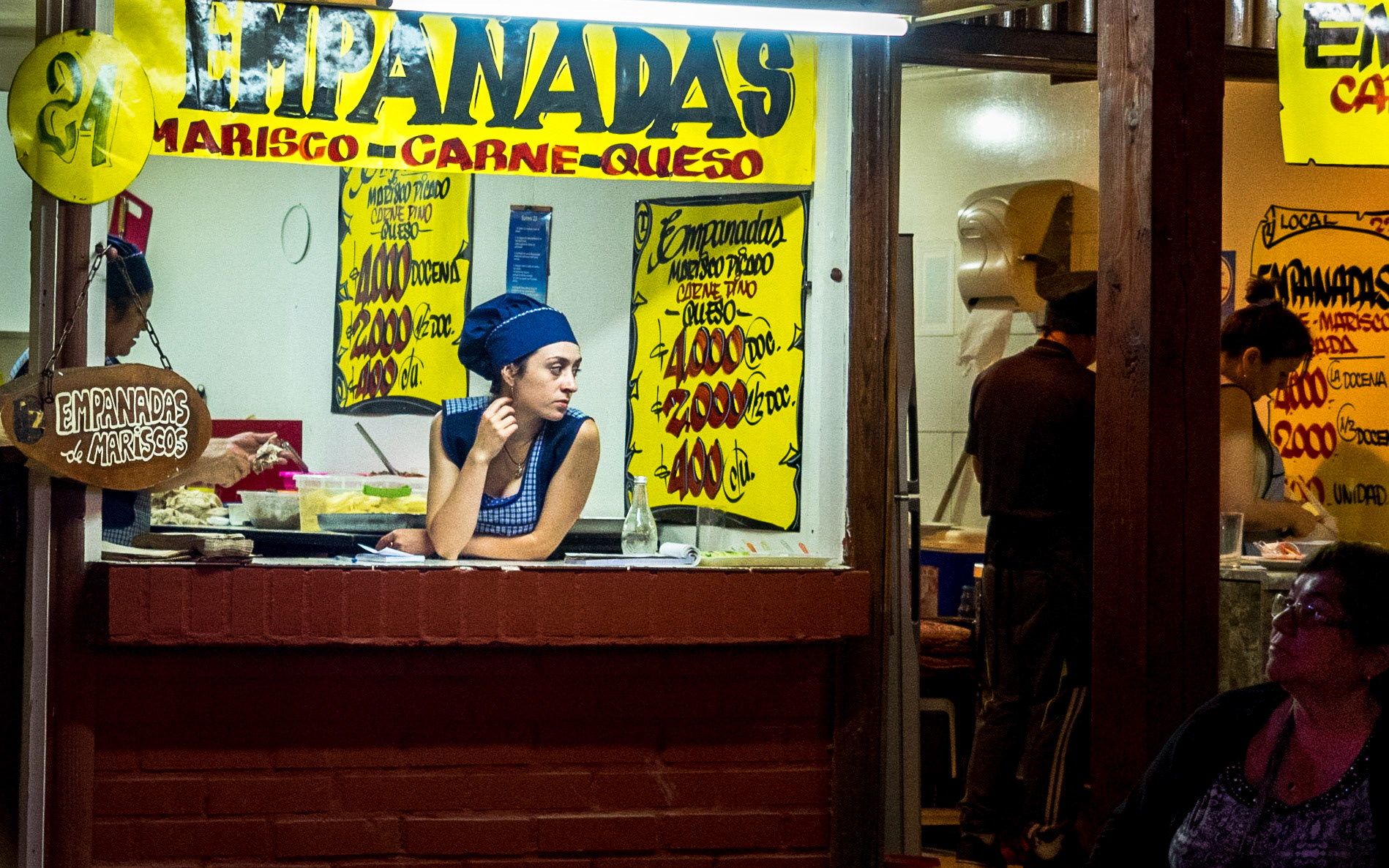 Typique du Chili : une "salle des fêtes", des petites échoppes, chacun sa spécialité, des tables au milieu, bon appétit !