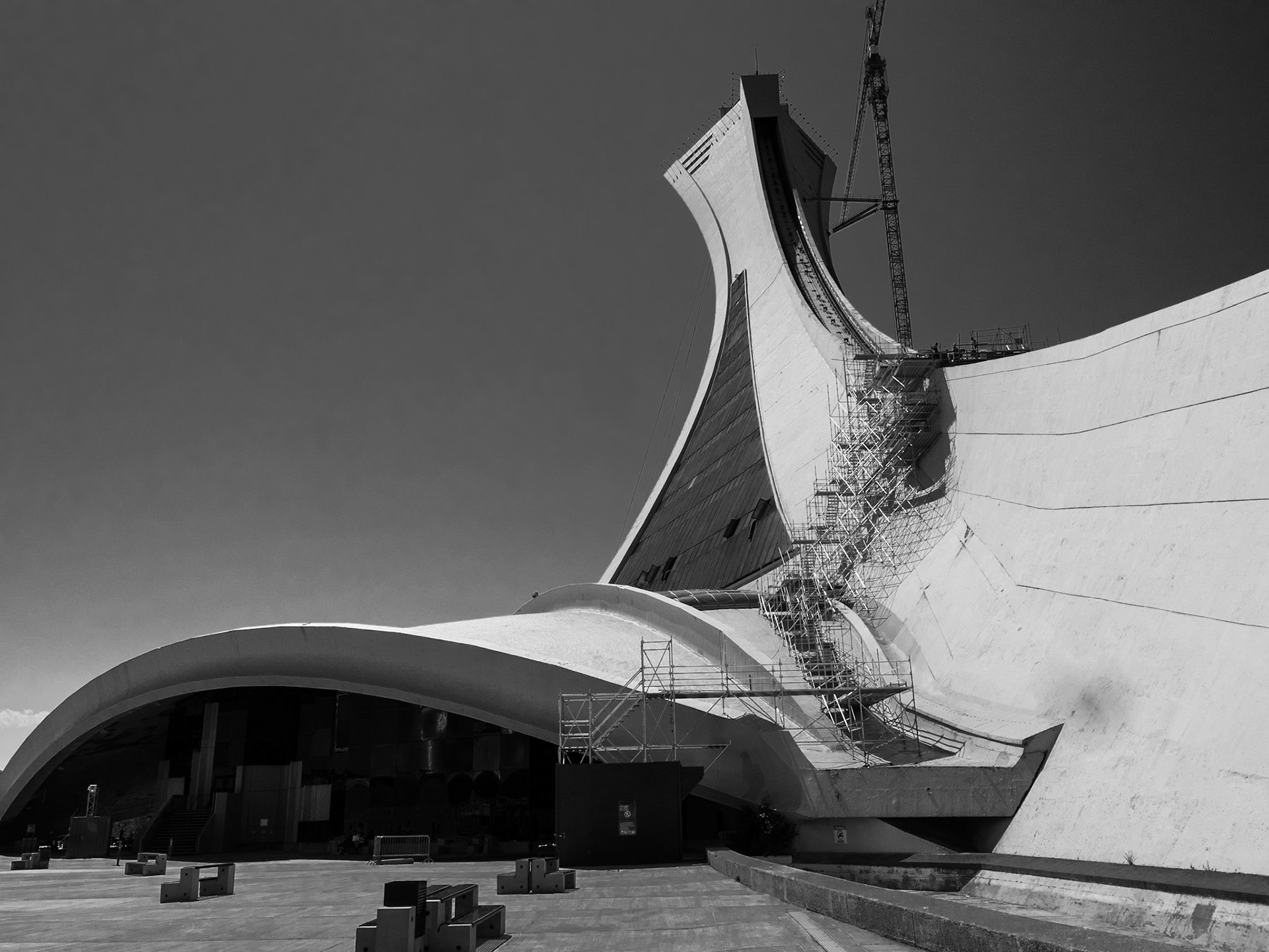 A midi, rien ne vaut le Noir et Blanc contrasté pour une oeuvre magistrale d'architecture contemporaine !