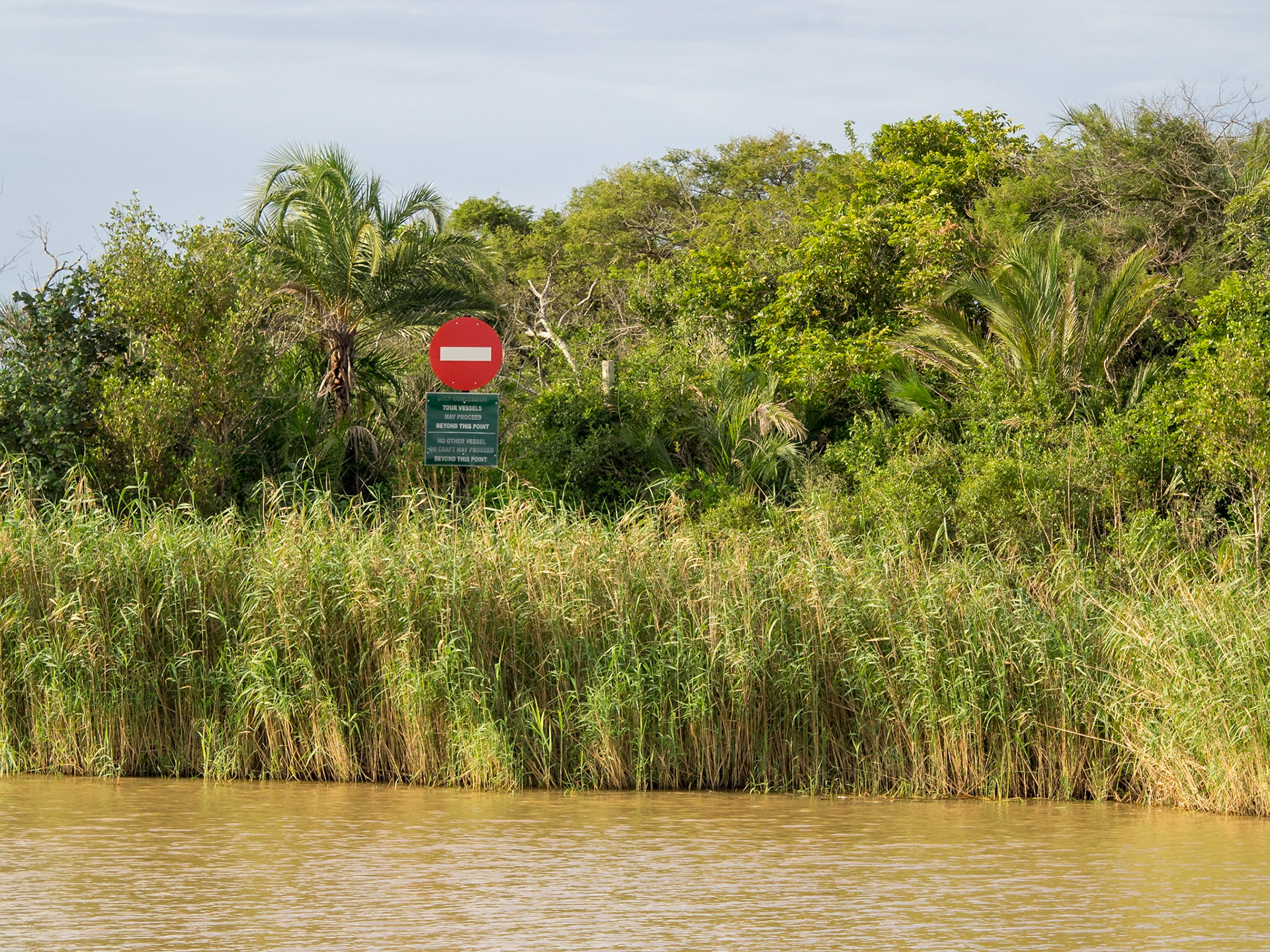 Santa Lucia, sachant au pied de ce panneau, de nombreux crocos et hippos dorment d'un oeil éveillé, je crois que nous allons respecter la consigne !