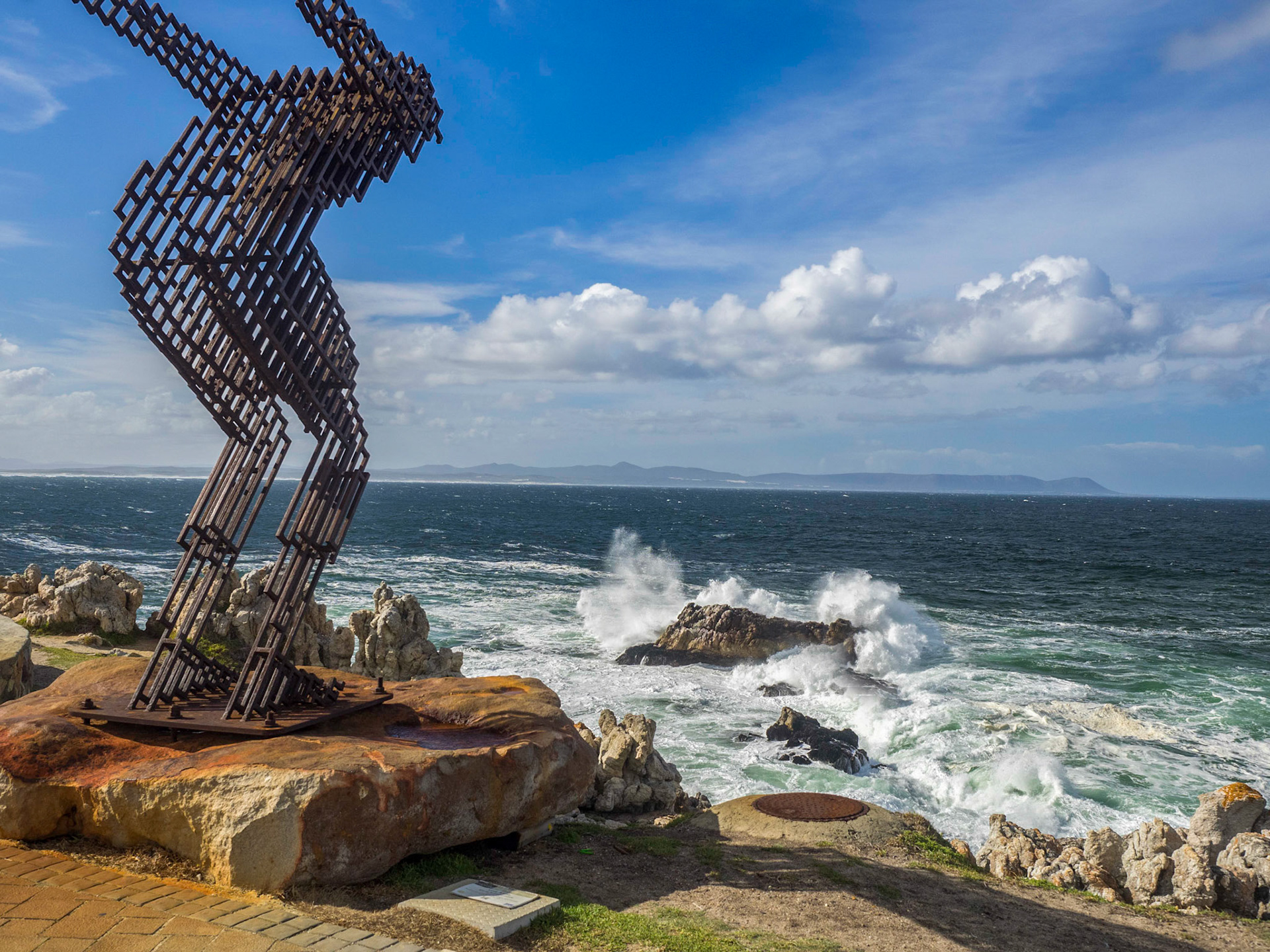 A Hermanus, tout est bon pour plonger dans la mer déchainée !